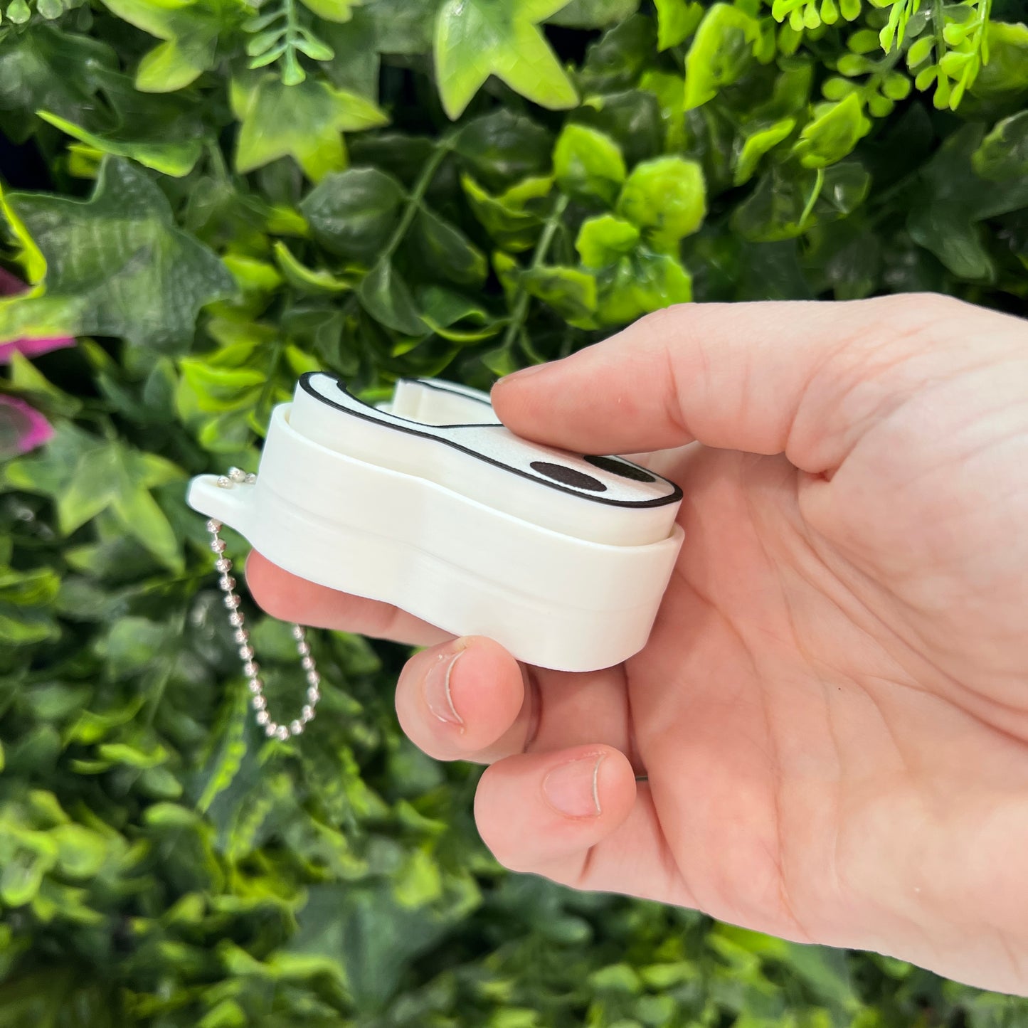 3D printed Hollow Knight and Hornet clicker keychains. Perfect fidget toys and collectible keychains for gamers, Hollow Knight fans, and anime or gaming merchandise enthusiasts.