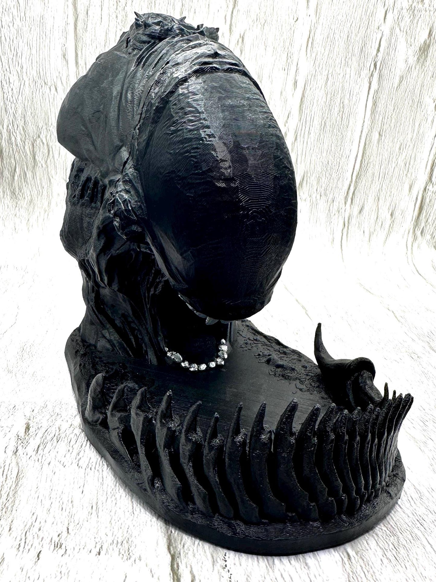 Alien-themed dice tower with free dice set included. A perfect tabletop RPG accessory for D&D, Pathfinder, or sci-fi fans. Dice colors vary with each order.