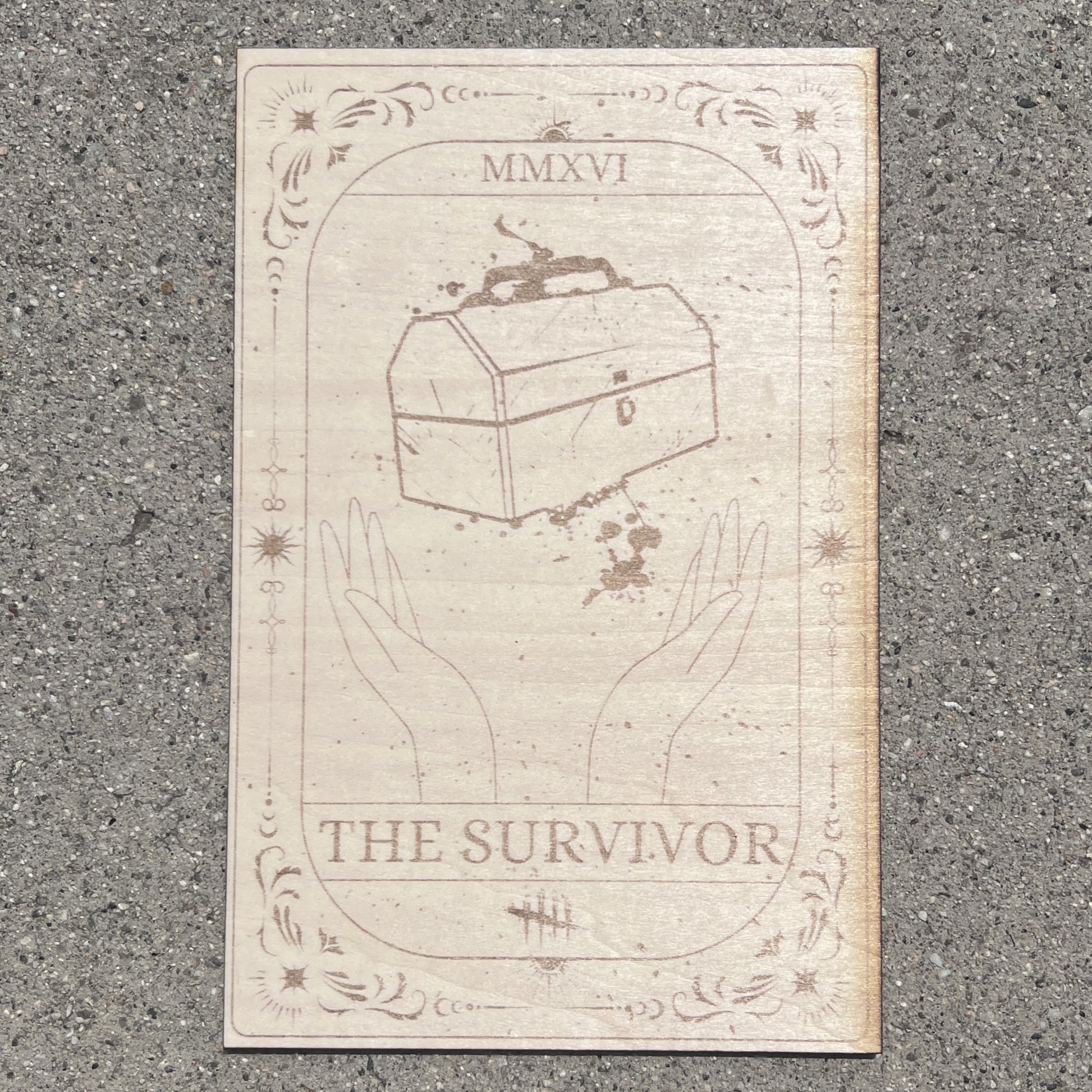 Laser-engraved wooden tarot card inspired by Dead by Daylight, featuring "The Survivor" toolbox design. Horror game decor, perfect for DBD fans and collectors.
