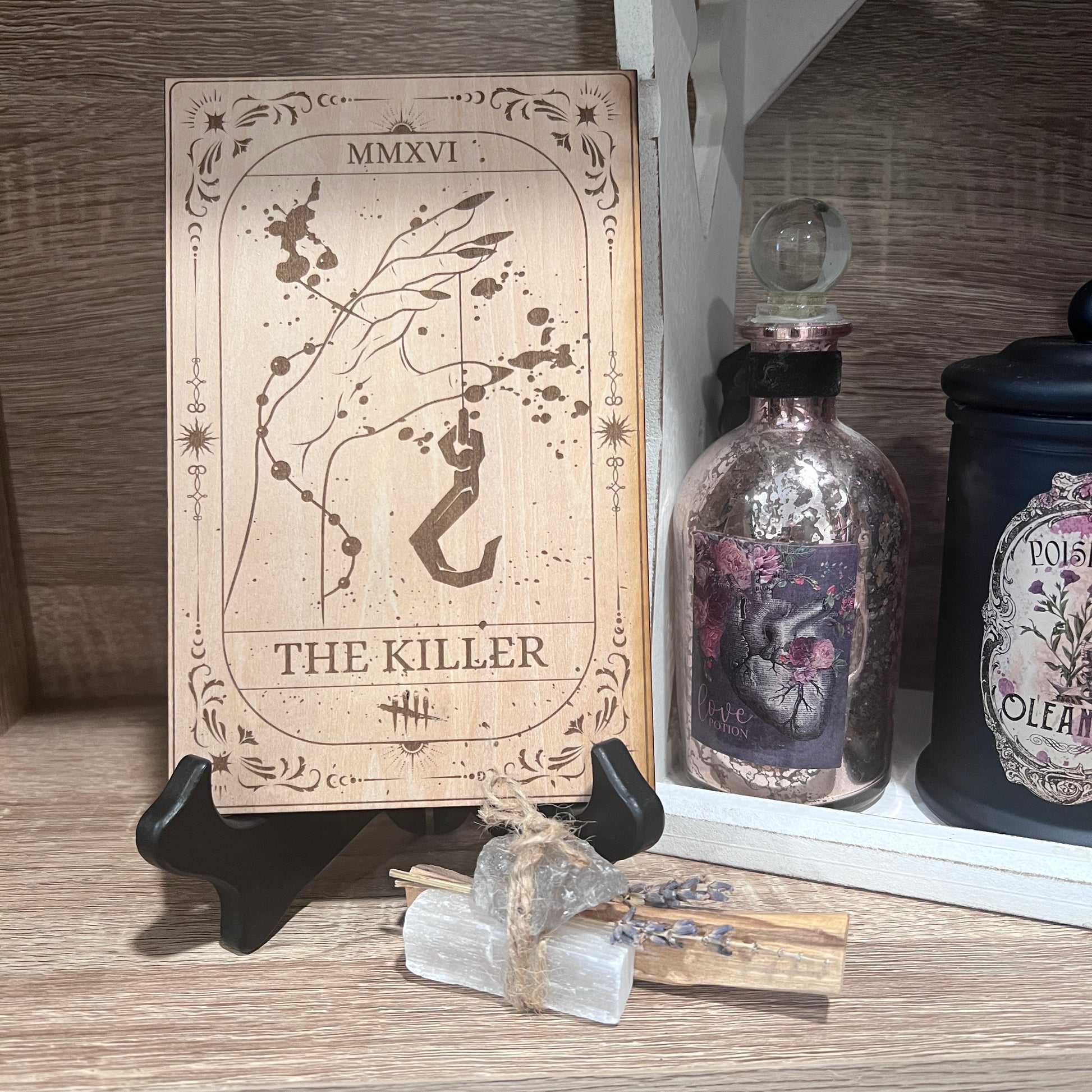 Laser engraved wooden tarot card featuring “The Killer” inspired by Dead by Daylight. Horror-themed gamer decor perfect for fans of spooky games and tarot.