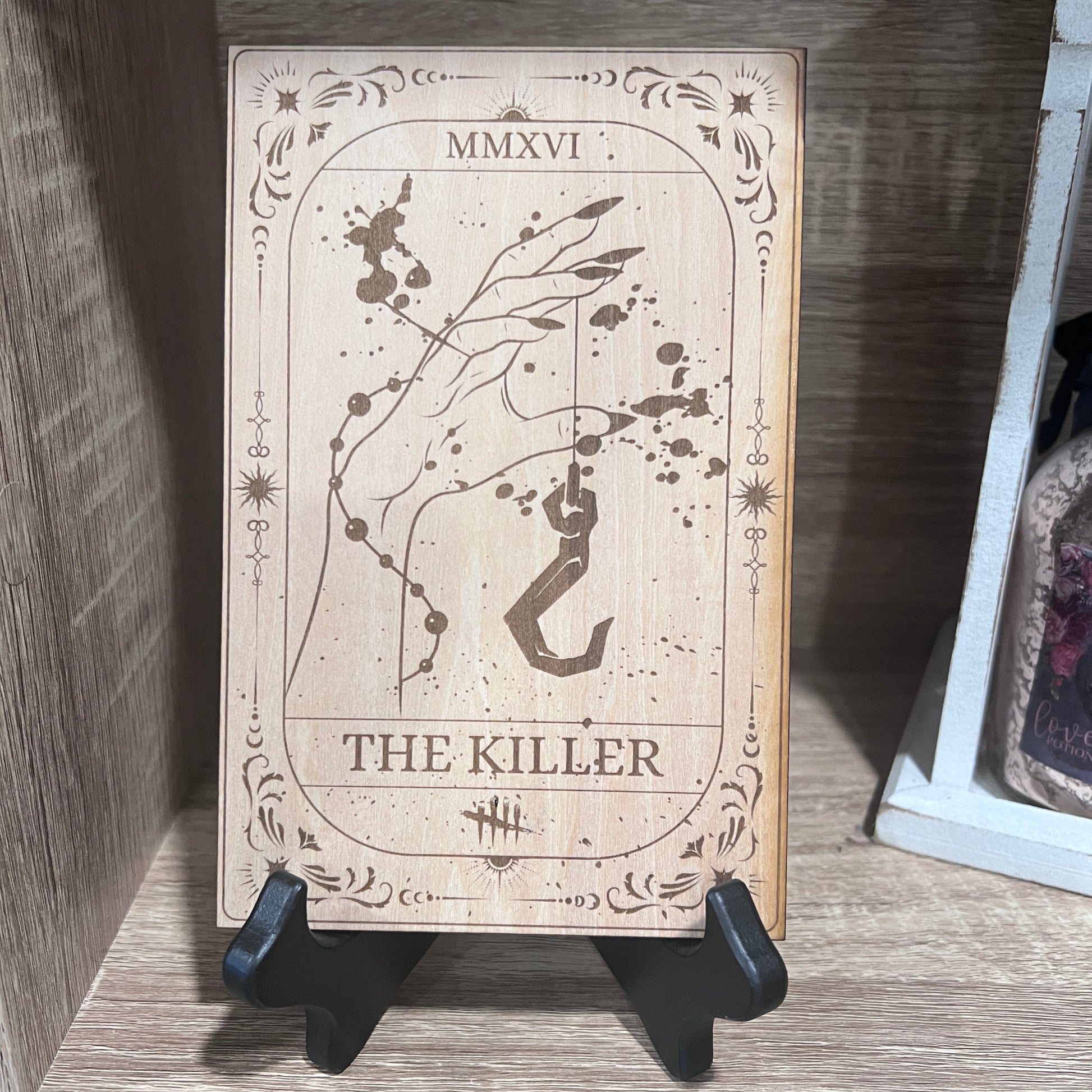 Laser engraved wooden tarot card featuring “The Killer” inspired by Dead by Daylight. Horror-themed gamer decor perfect for fans of spooky games and tarot.