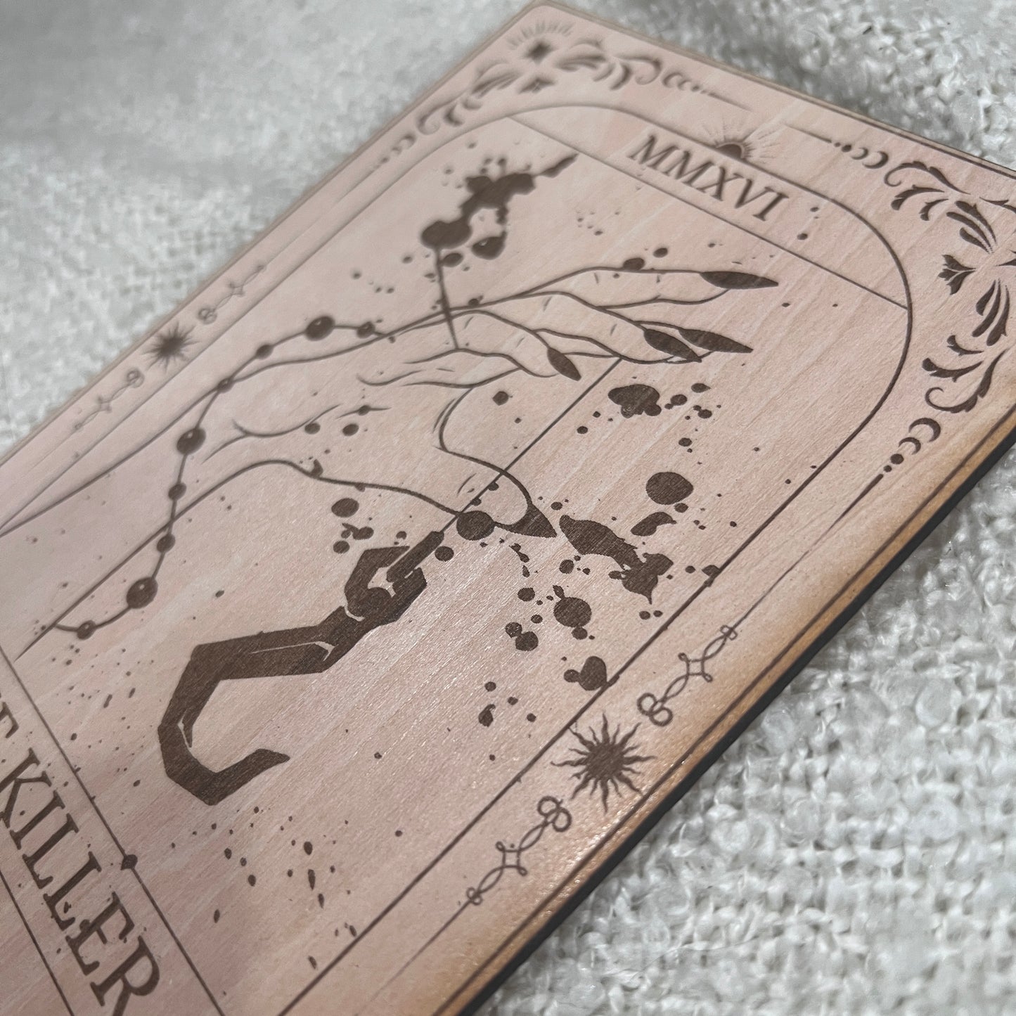 Laser engraved wooden tarot card featuring “The Killer” inspired by Dead by Daylight. Horror-themed gamer decor perfect for fans of spooky games and tarot.