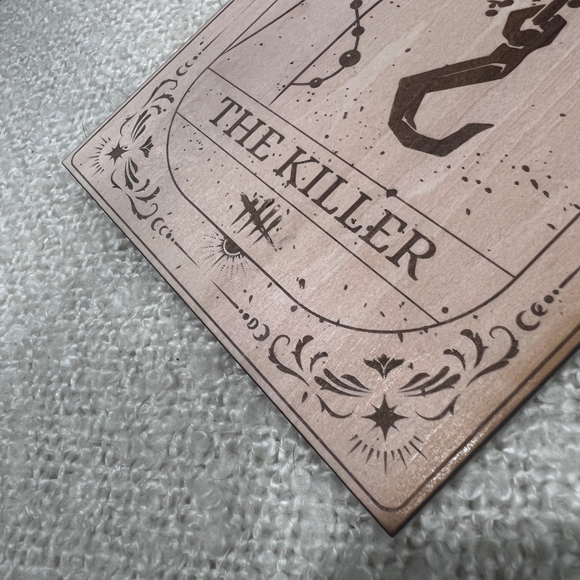 Laser engraved wooden tarot card featuring “The Killer” inspired by Dead by Daylight. Horror-themed gamer decor perfect for fans of spooky games and tarot.