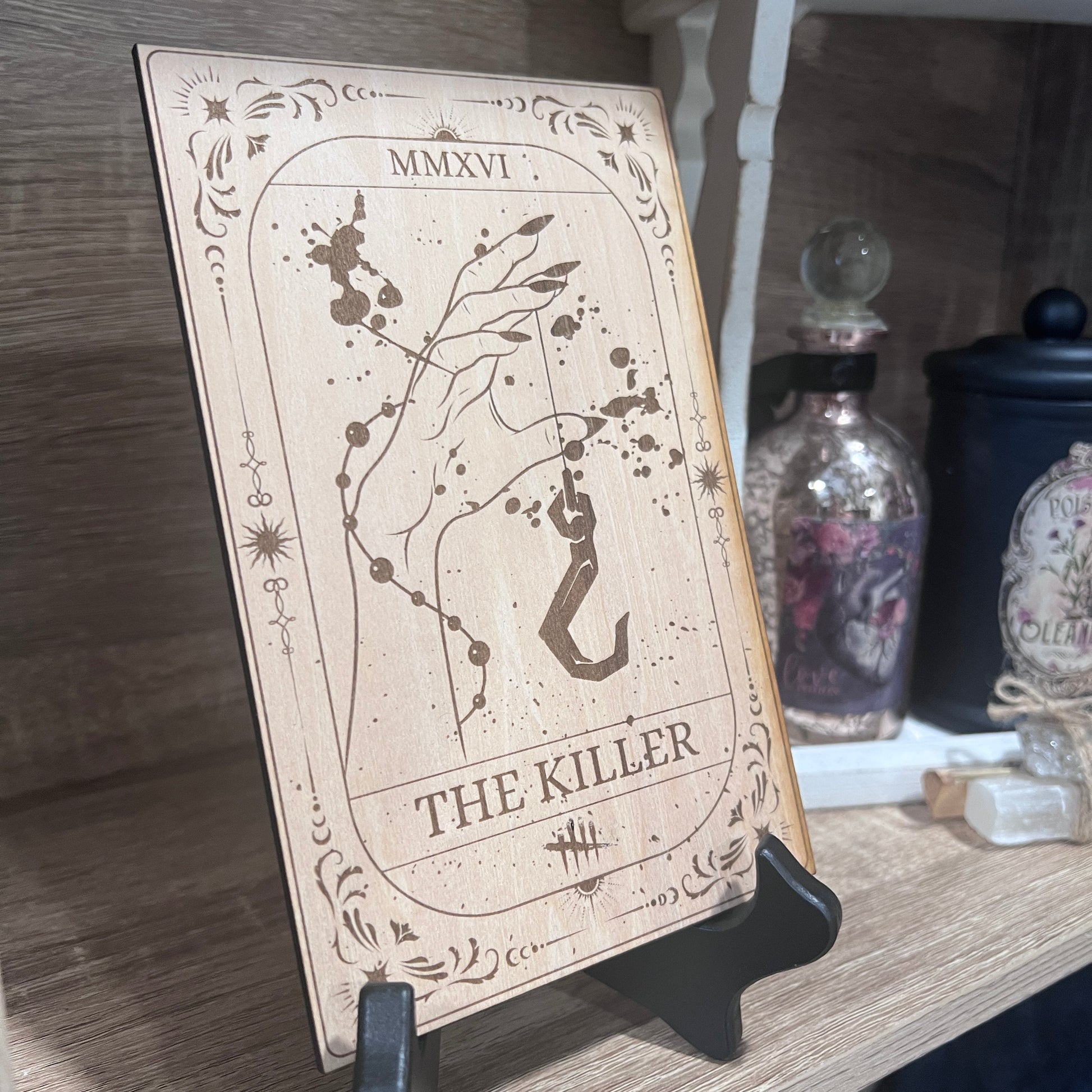 Laser engraved wooden tarot card featuring “The Killer” inspired by Dead by Daylight. Horror-themed gamer decor perfect for fans of spooky games and tarot.