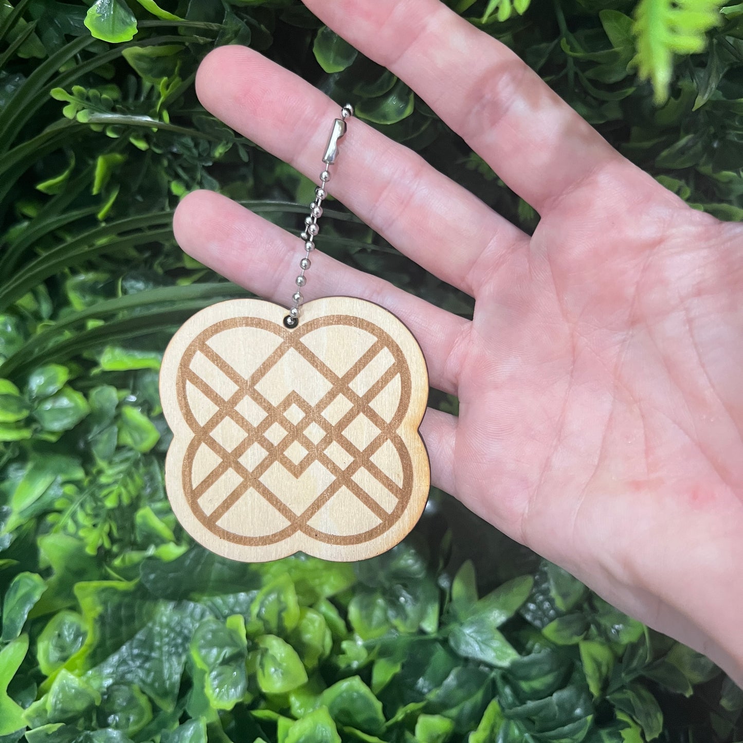 Laser engraved wooden keychain featuring the Huntrix logo. A KPOP demon hunter inspired charm for fans, backpacks, keys, or collectors.