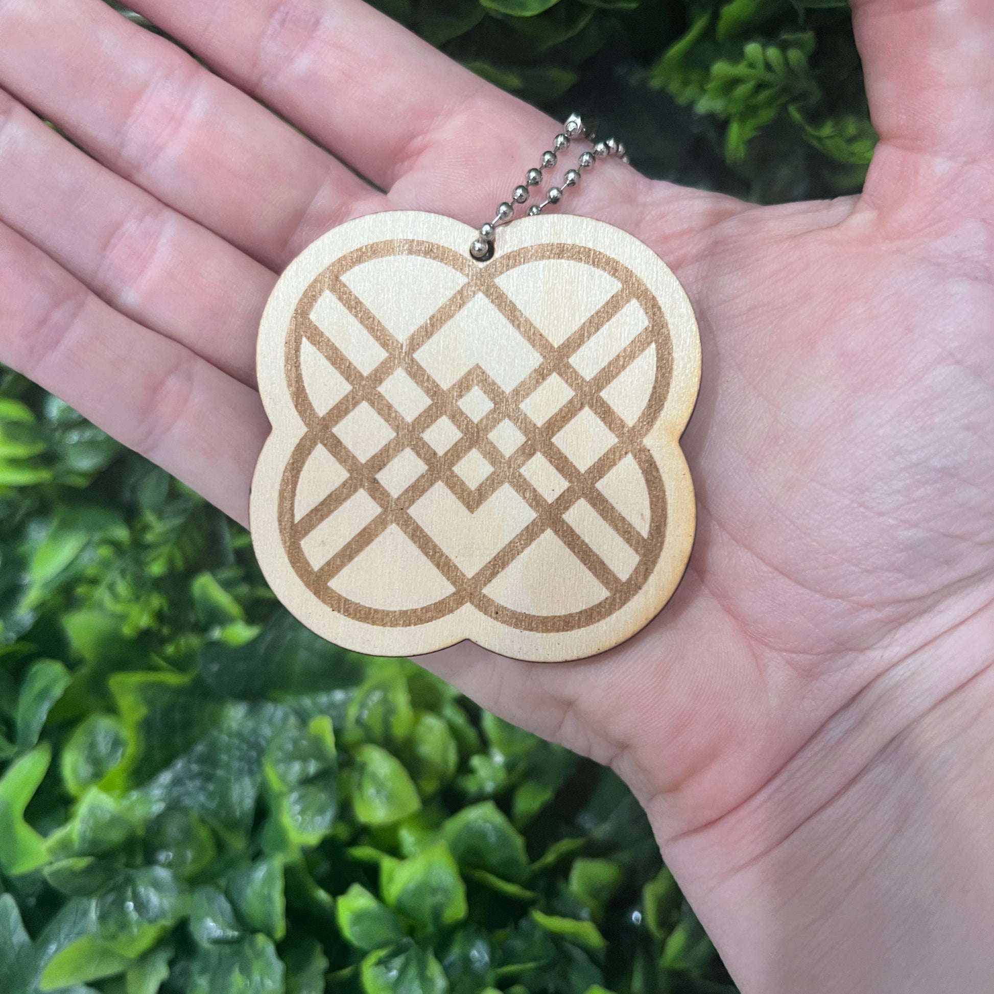 Laser engraved wooden keychain featuring the Huntrix logo. A KPOP demon hunter inspired charm for fans, backpacks, keys, or collectors.