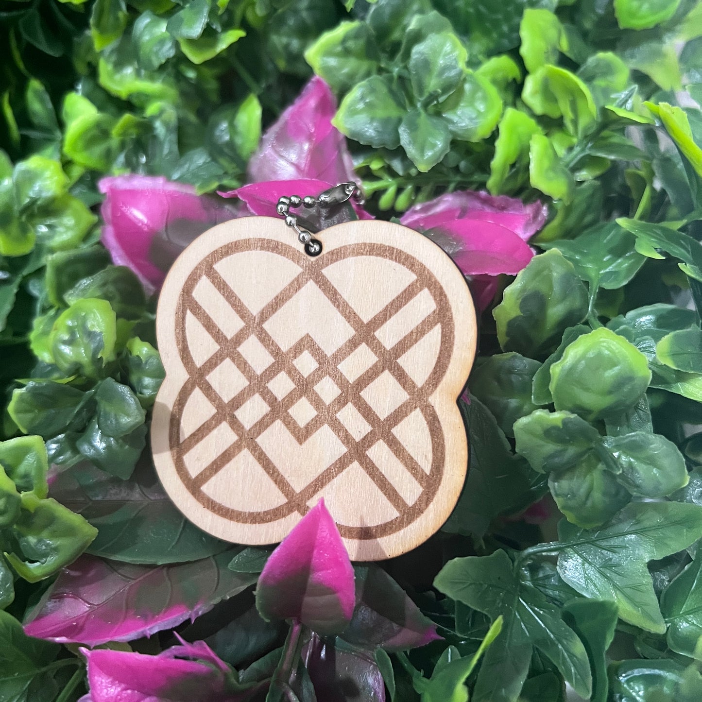 Laser engraved wooden keychain featuring the Huntrix logo. A KPOP demon hunter inspired charm for fans, backpacks, keys, or collectors.