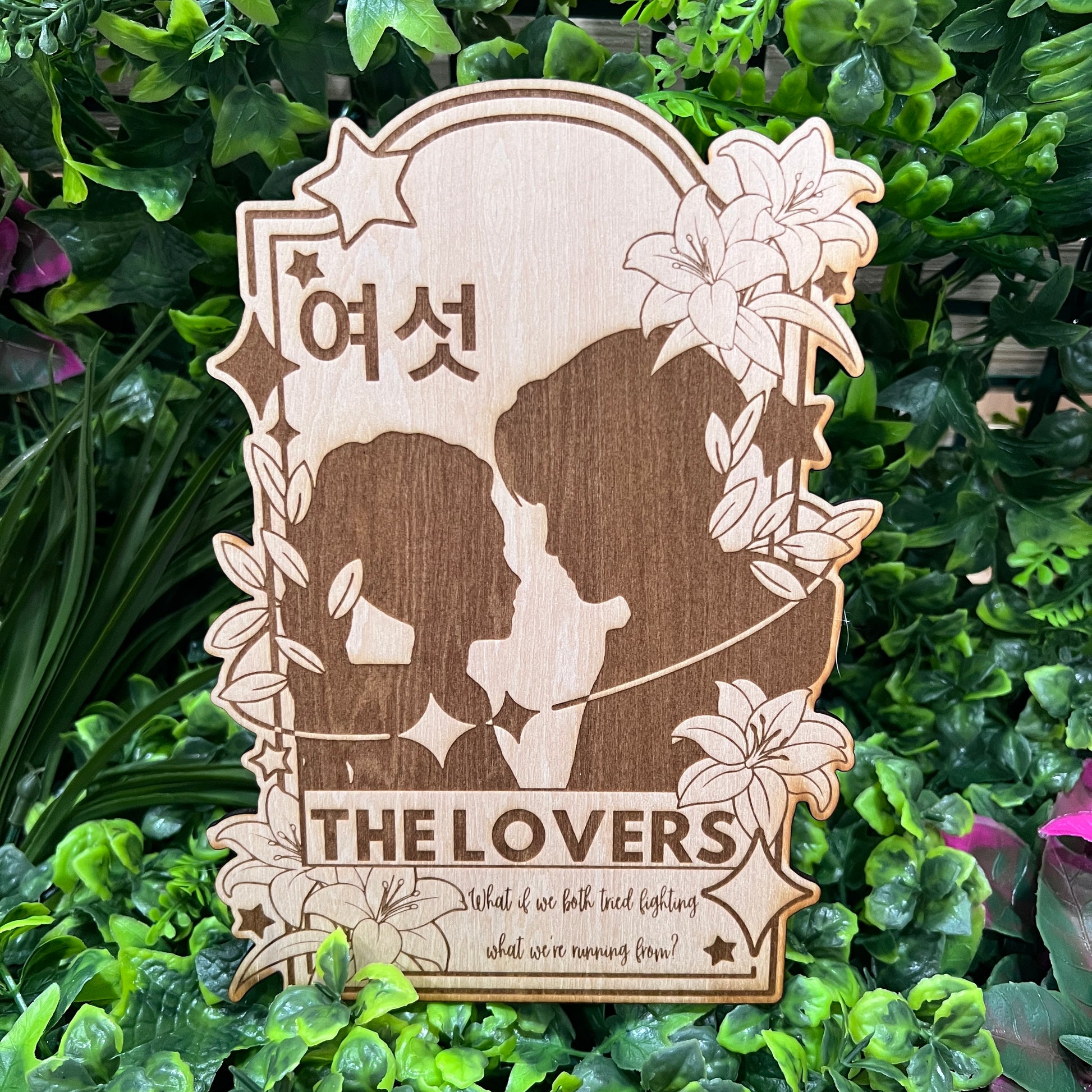 Wooden tarot card featuring Jinu and Rumi as The Lovers from KPOP Demon Hunters. Laser engraved on basswood, perfect for fans of KPOP, tarot, or witchcore decor.