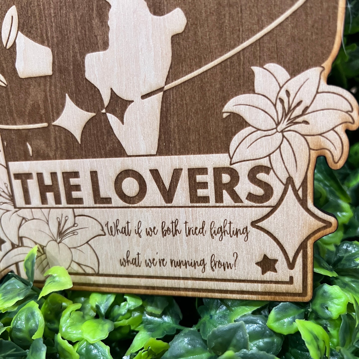 Wooden tarot card featuring Jinu and Rumi as The Lovers from KPOP Demon Hunters. Laser engraved on basswood, perfect for fans of KPOP, tarot, or witchcore decor.