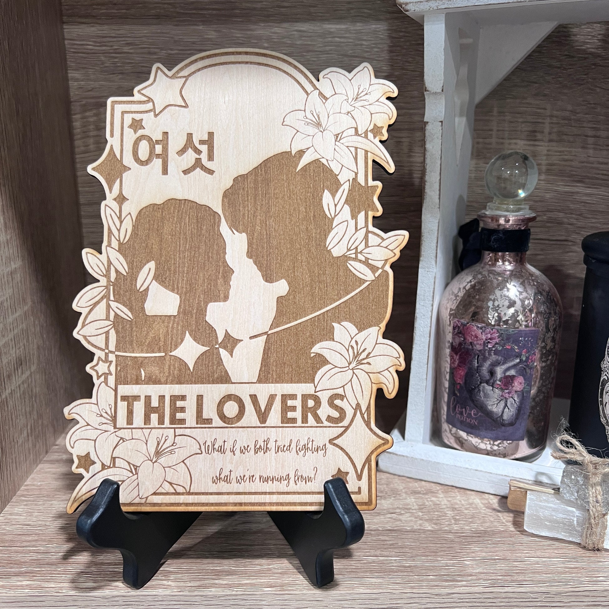 Wooden tarot card featuring Jinu and Rumi as The Lovers from KPOP Demon Hunters. Laser engraved on basswood, perfect for fans of KPOP, tarot, or witchcore decor.