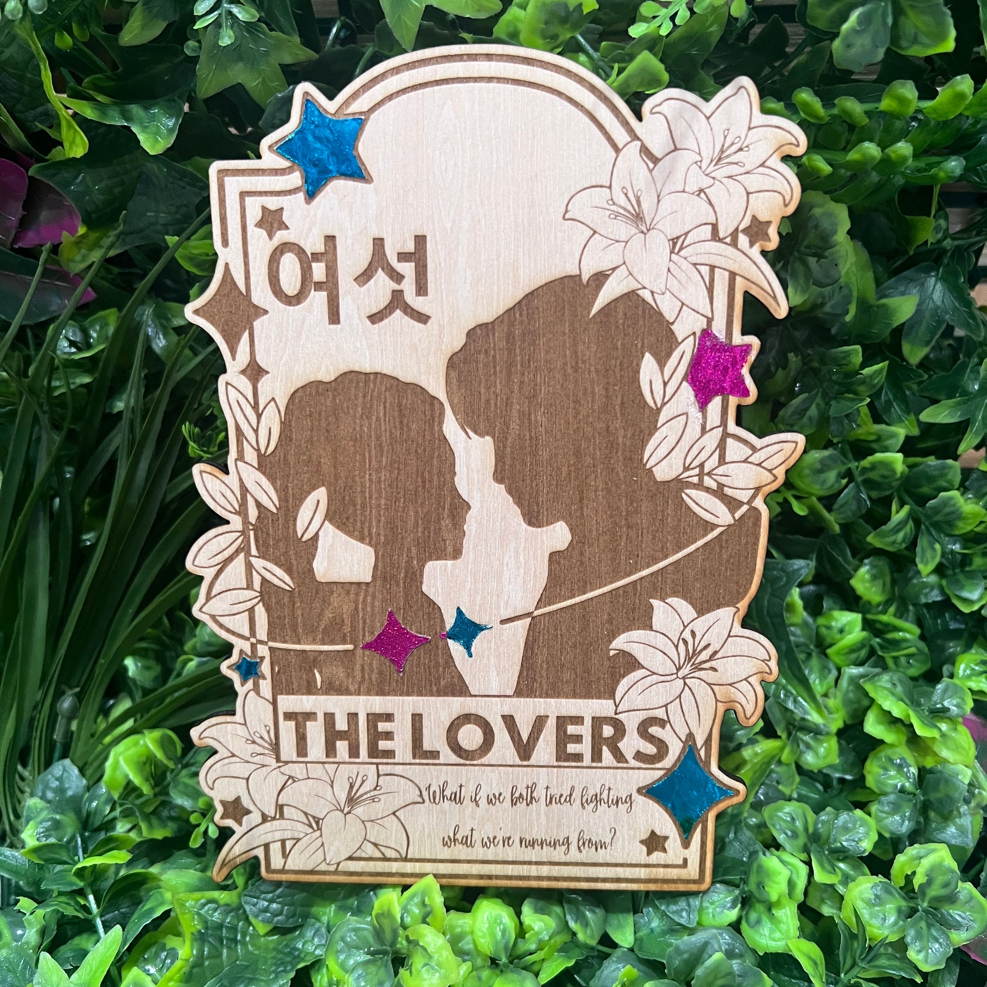 Wooden tarot card with foil accents featuring Jinu and Rumi as The Lovers from KPOP Demon Hunters. Laser engraved on basswood, perfect for fans of KPOP, tarot, or witchcore decor.