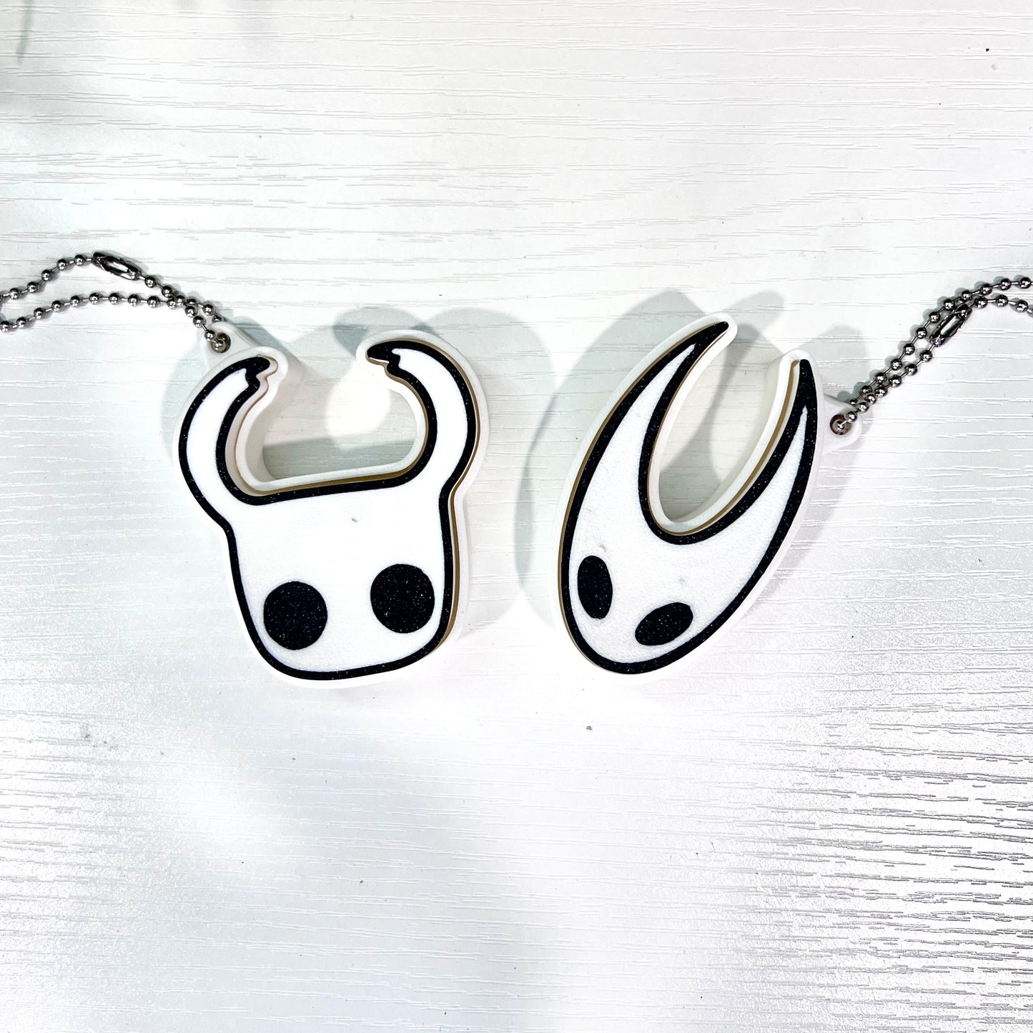 3D printed Hollow Knight and Hornet clicker keychains. Perfect fidget toys and collectible keychains for gamers, Hollow Knight fans, and anime or gaming merchandise enthusiasts.