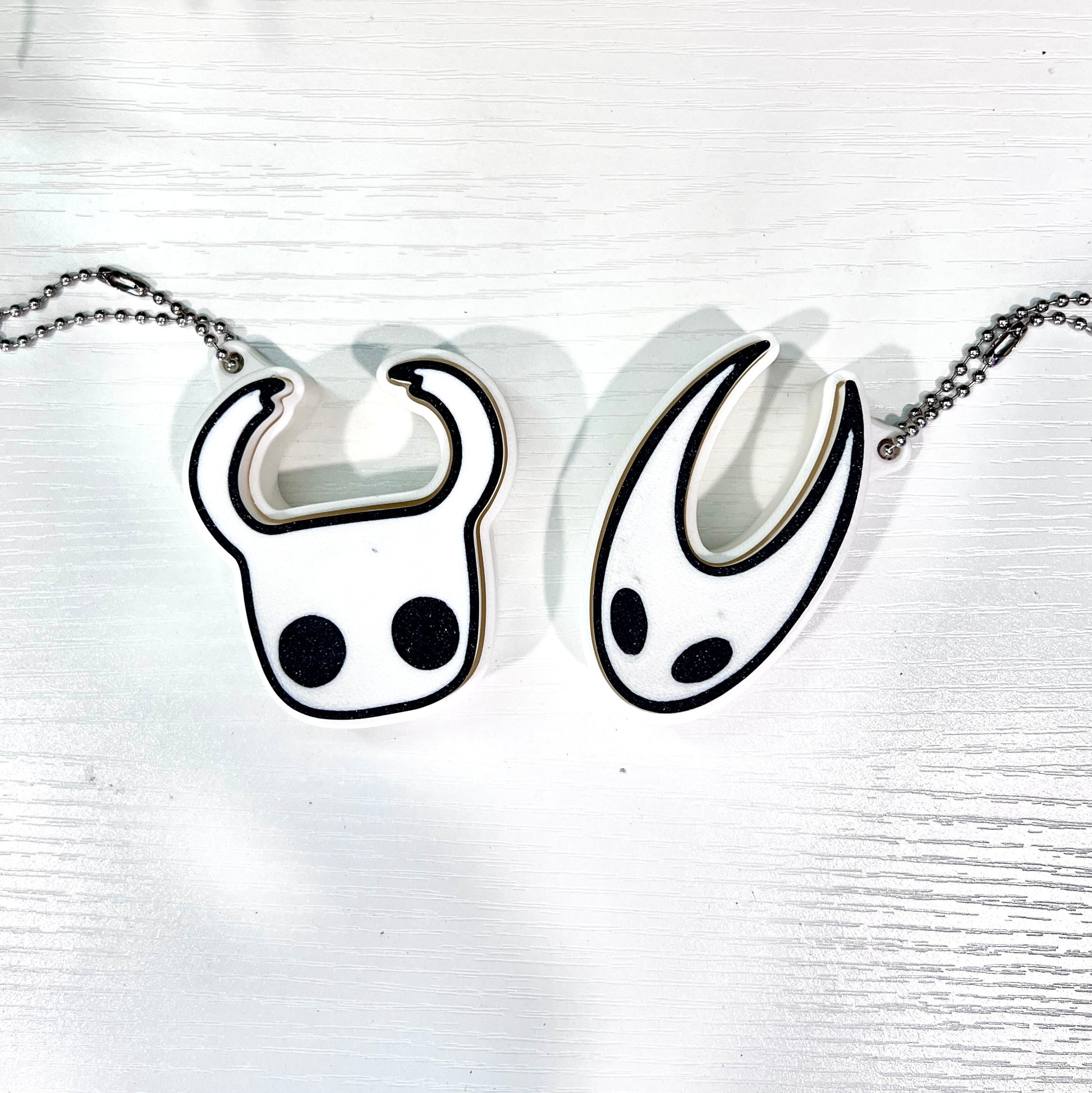 3D printed Hollow Knight and Hornet clicker keychains. Perfect fidget toys and collectible keychains for gamers, Hollow Knight fans, and anime or gaming merchandise enthusiasts.