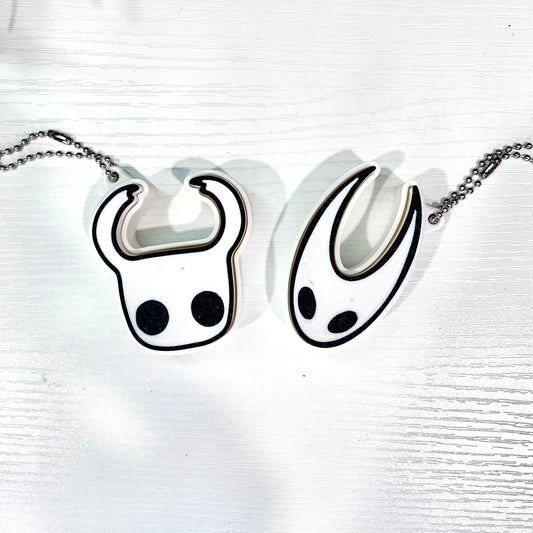 3D printed Hollow Knight and Hornet clicker keychains. Perfect fidget toys and collectible keychains for gamers, Hollow Knight fans, and anime or gaming merchandise enthusiasts.