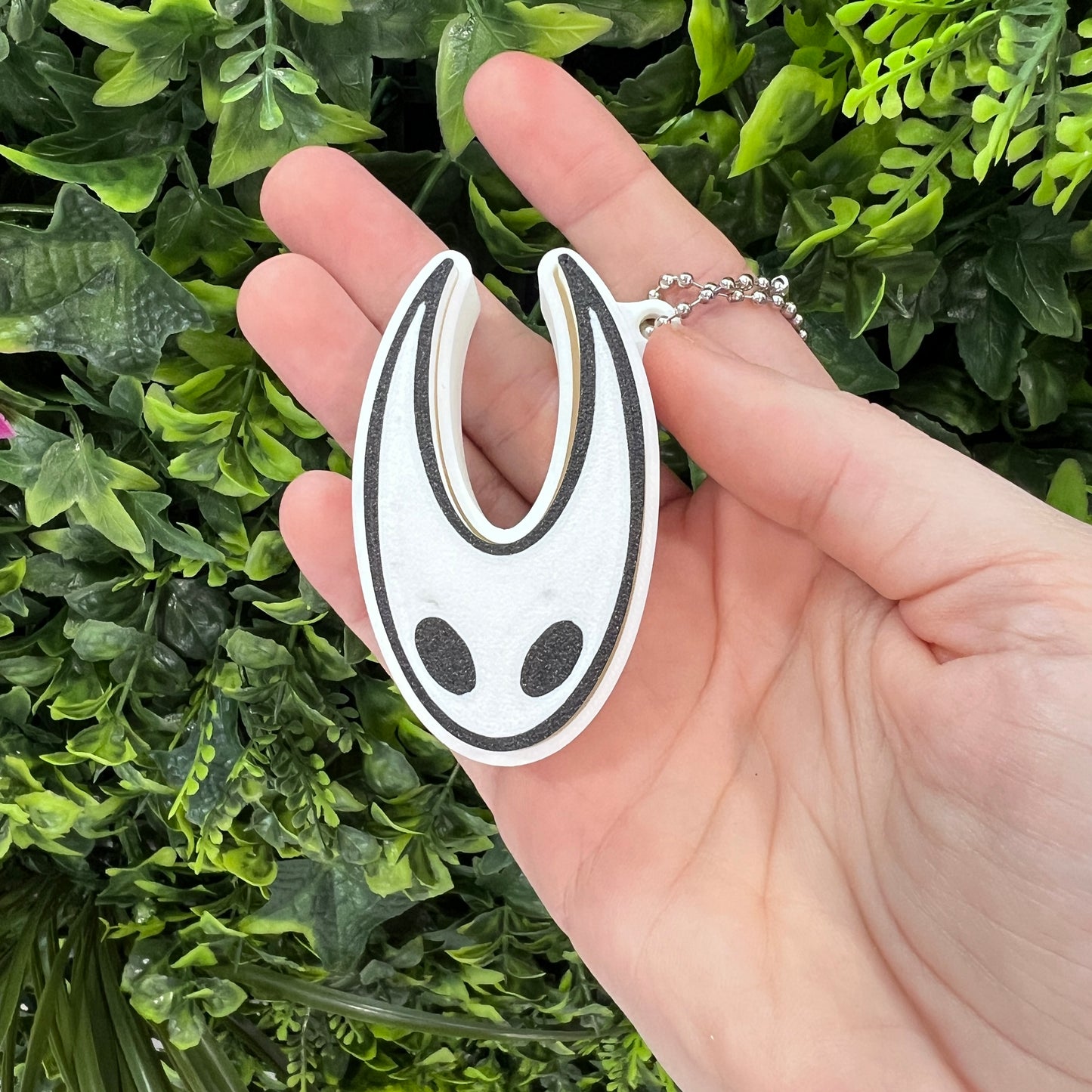 3D printed Hollow Knight and Hornet clicker keychains. Perfect fidget toys and collectible keychains for gamers, Hollow Knight fans, and anime or gaming merchandise enthusiasts.