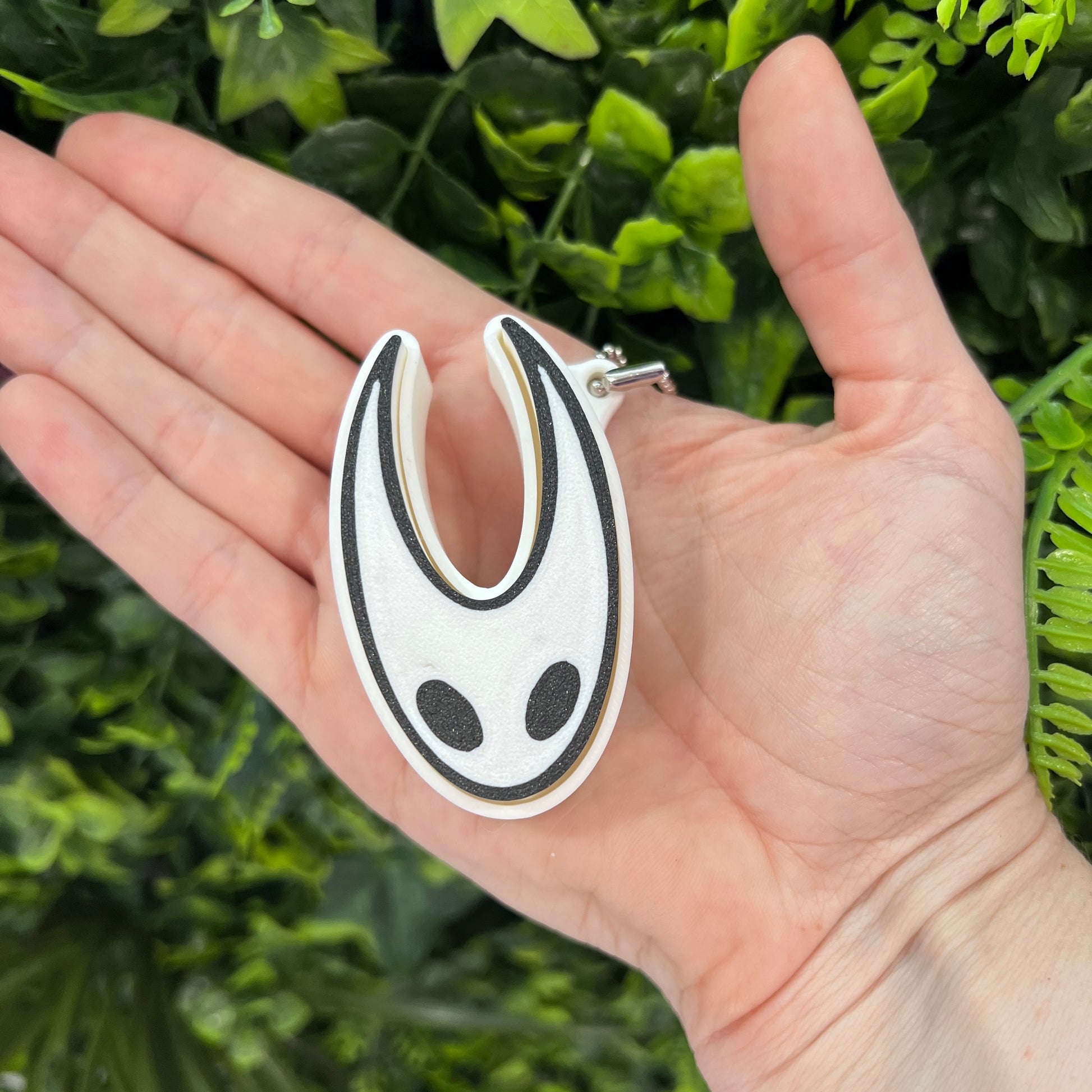 3D printed Hollow Knight and Hornet clicker keychains. Perfect fidget toys and collectible keychains for gamers, Hollow Knight fans, and anime or gaming merchandise enthusiasts.