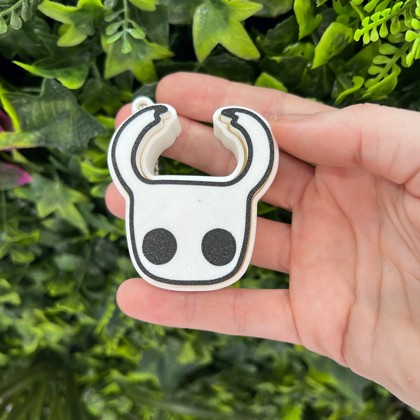 3D printed Hollow Knight and Hornet clicker keychains. Perfect fidget toys and collectible keychains for gamers, Hollow Knight fans, and anime or gaming merchandise enthusiasts.