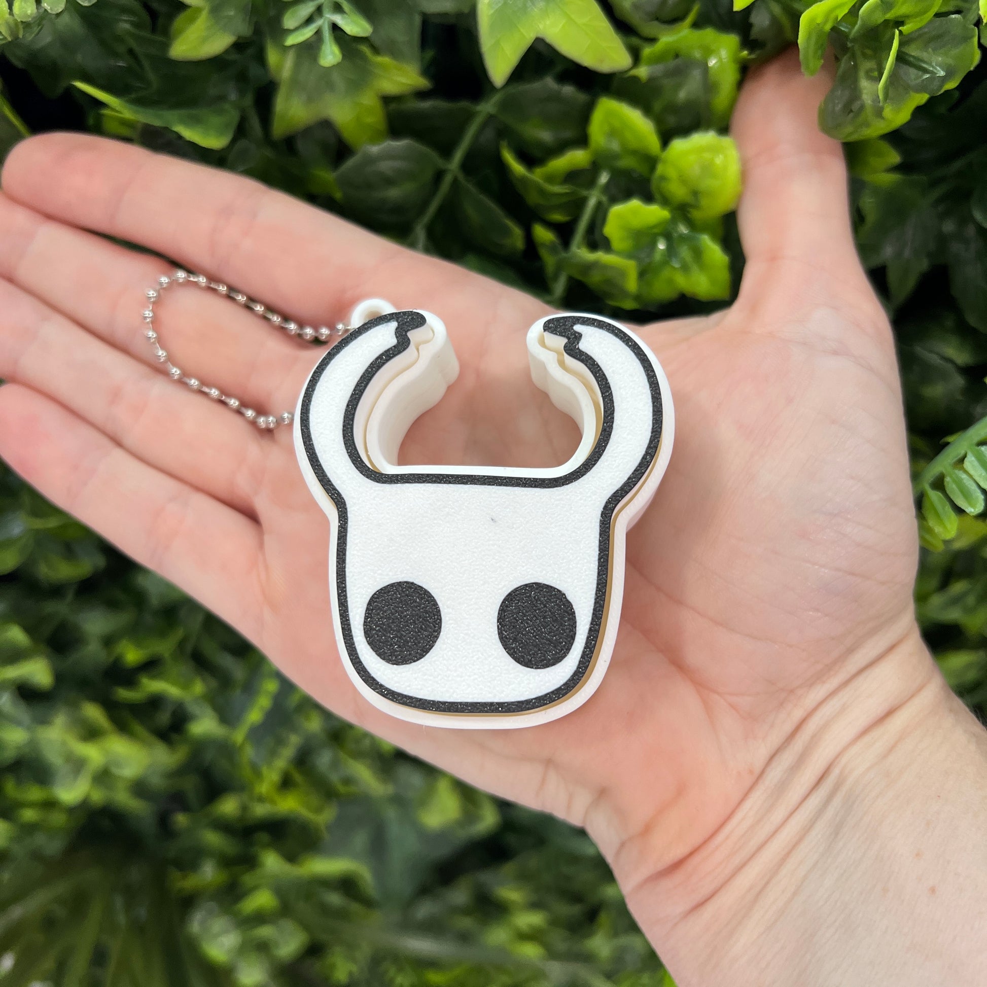 3D printed Hollow Knight and Hornet clicker keychains. Perfect fidget toys and collectible keychains for gamers, Hollow Knight fans, and anime or gaming merchandise enthusiasts.