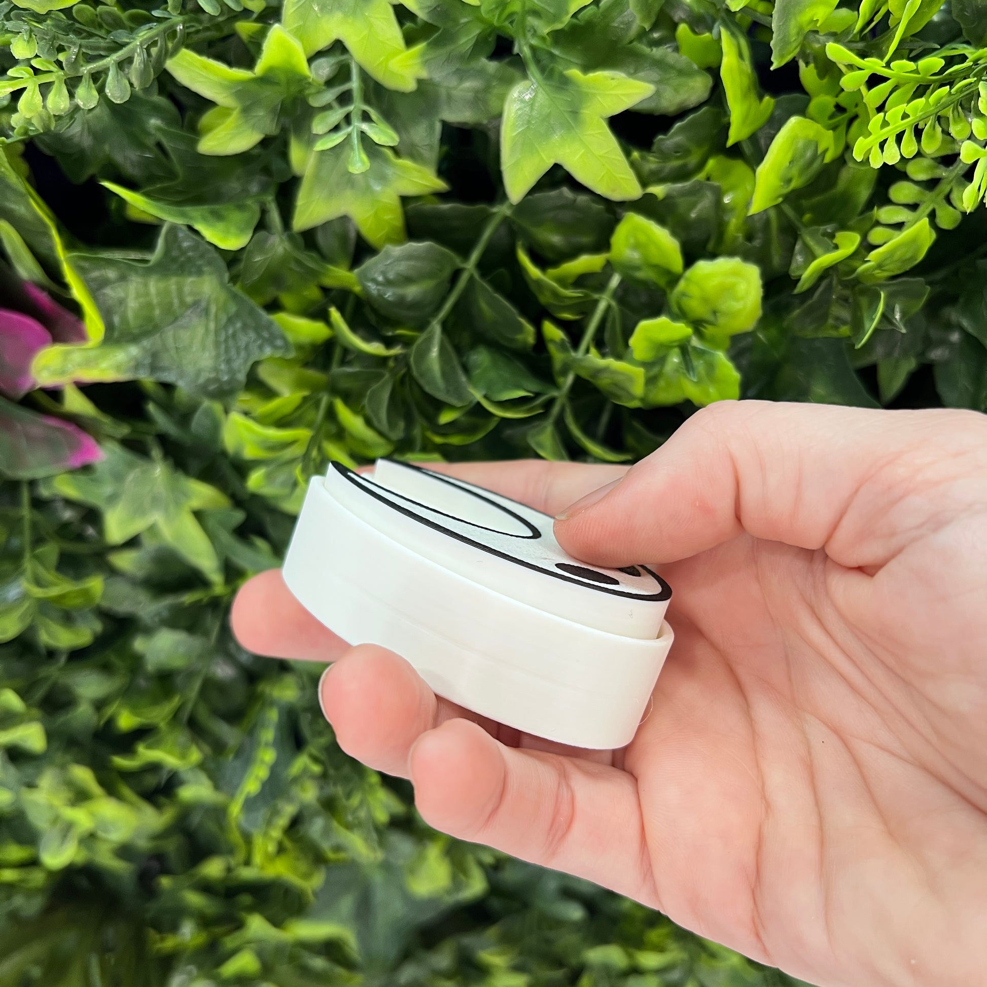 3D printed Hollow Knight and Hornet clicker keychains. Perfect fidget toys and collectible keychains for gamers, Hollow Knight fans, and anime or gaming merchandise enthusiasts.