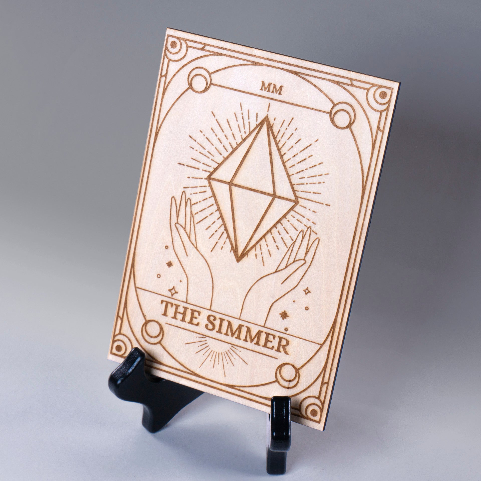 Laser-engraved wooden tarot card featuring "The Simmer" with a radiant plumbob design. A must-have for Sims fans, gamers, and lovers of geeky decor.