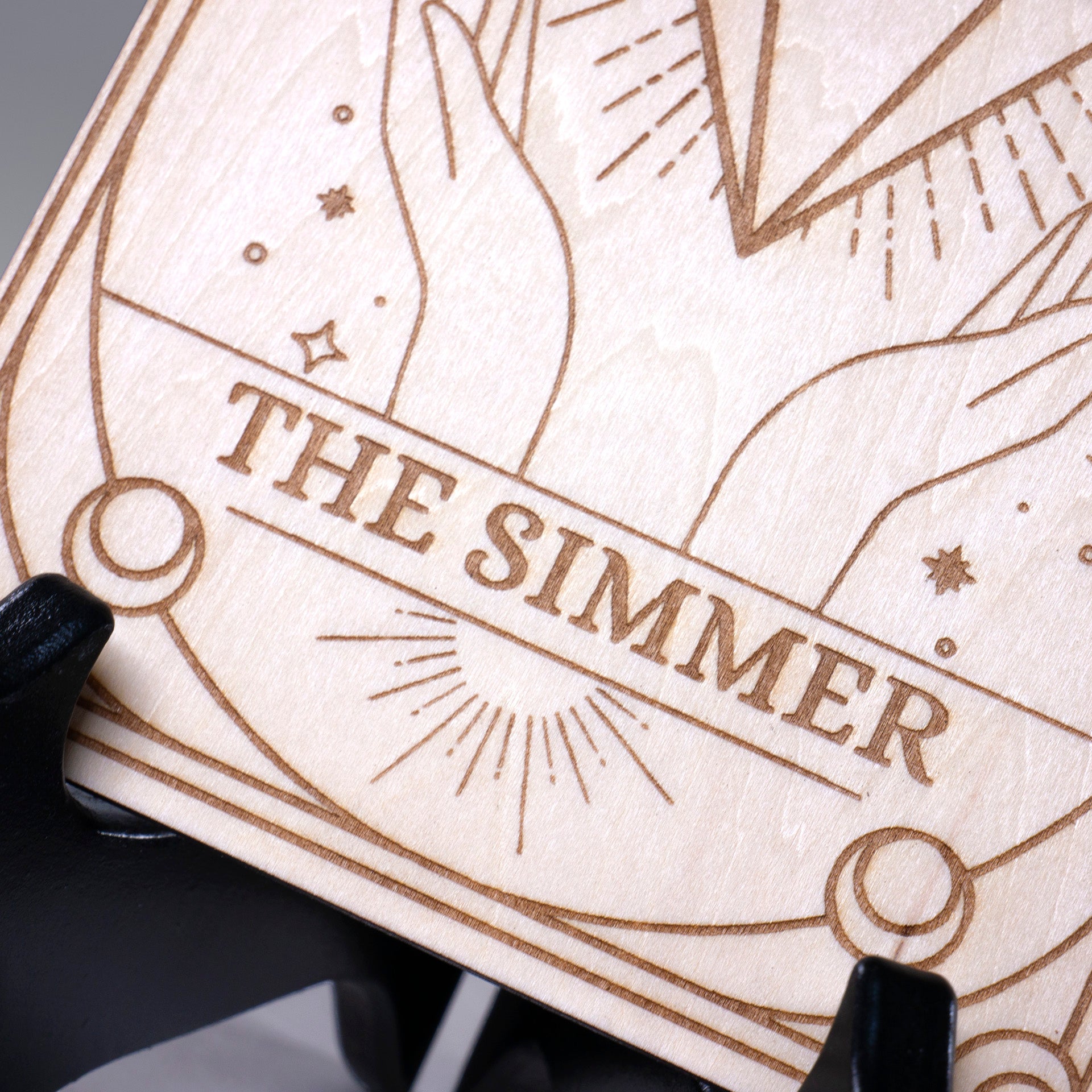 Laser-engraved wooden tarot card featuring "The Simmer" with a radiant plumbob design. A must-have for Sims fans, gamers, and lovers of geeky decor.