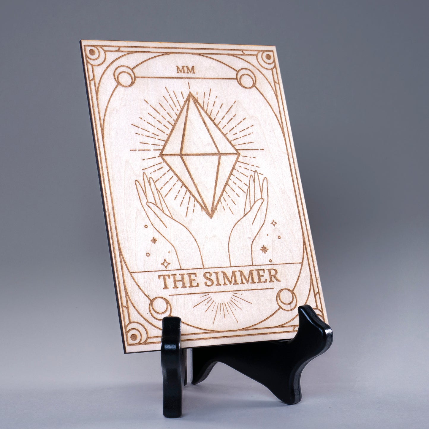 Laser-engraved wooden tarot card featuring "The Simmer" with a radiant plumbob design. A must-have for Sims fans, gamers, and lovers of geeky decor.