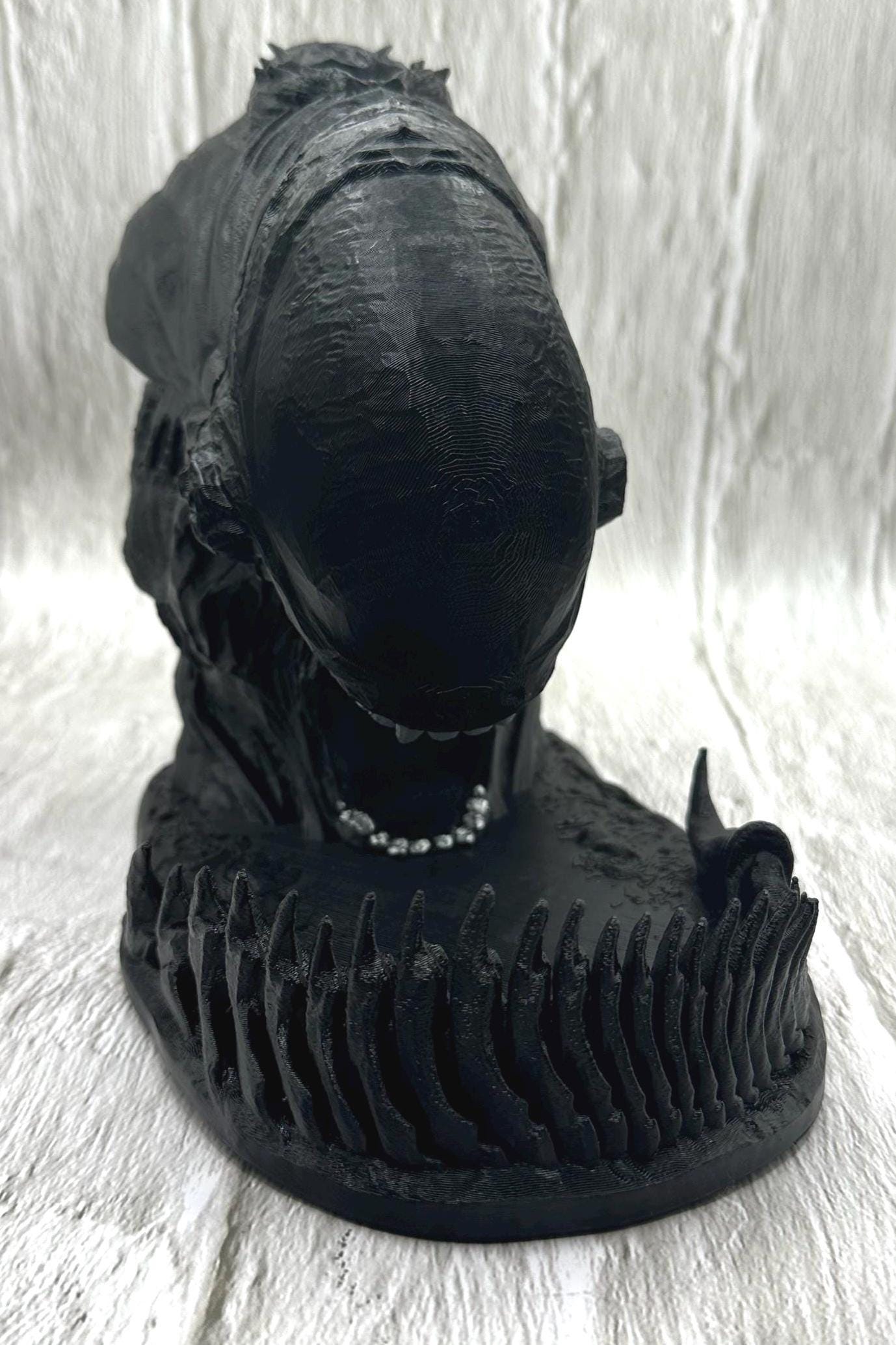 Alien-themed dice tower with free dice set included. A perfect tabletop RPG accessory for D&D, Pathfinder, or sci-fi fans. Dice colors vary with each order.