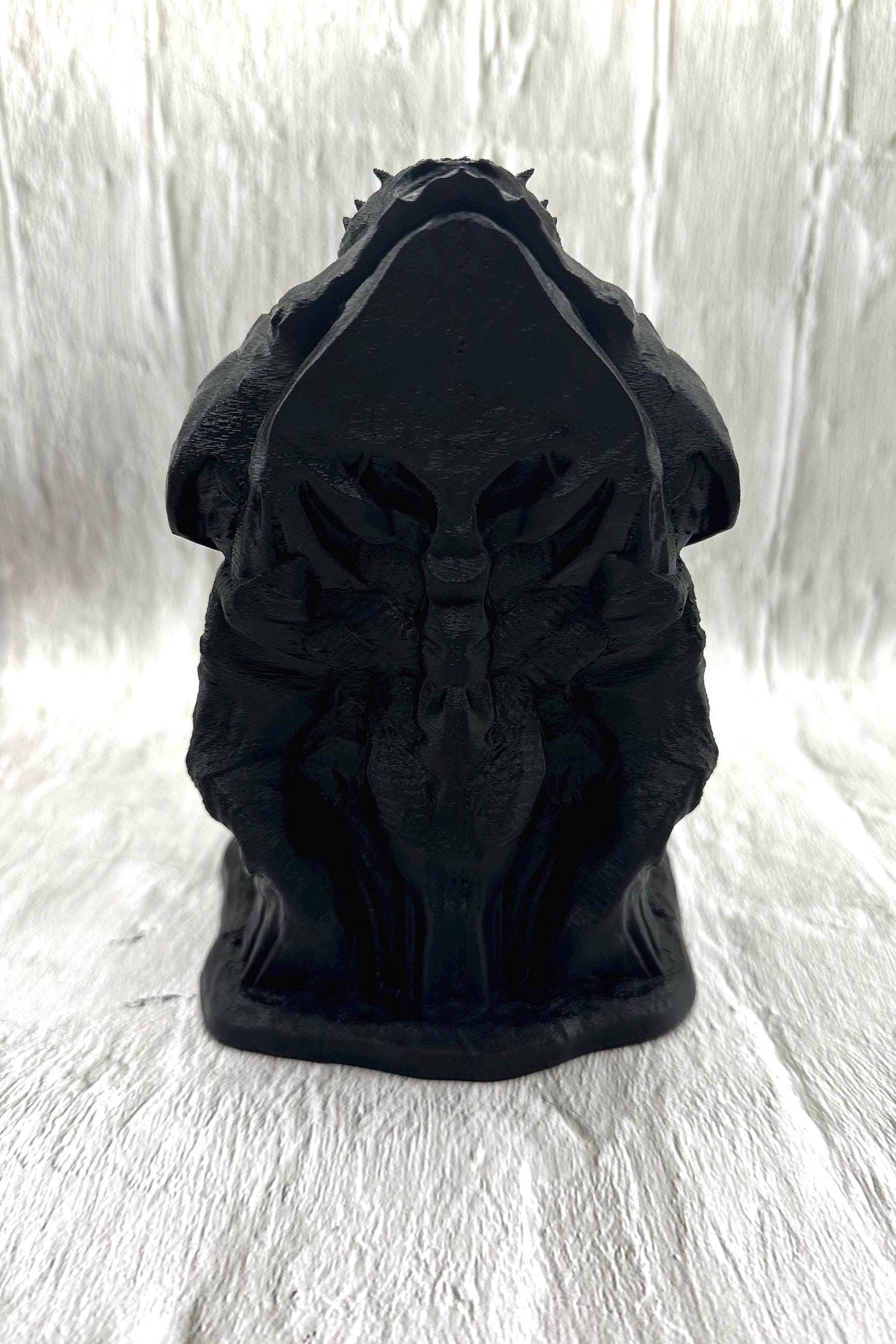 Alien-themed dice tower with free dice set included. A perfect tabletop RPG accessory for D&D, Pathfinder, or sci-fi fans. Dice colors vary with each order.