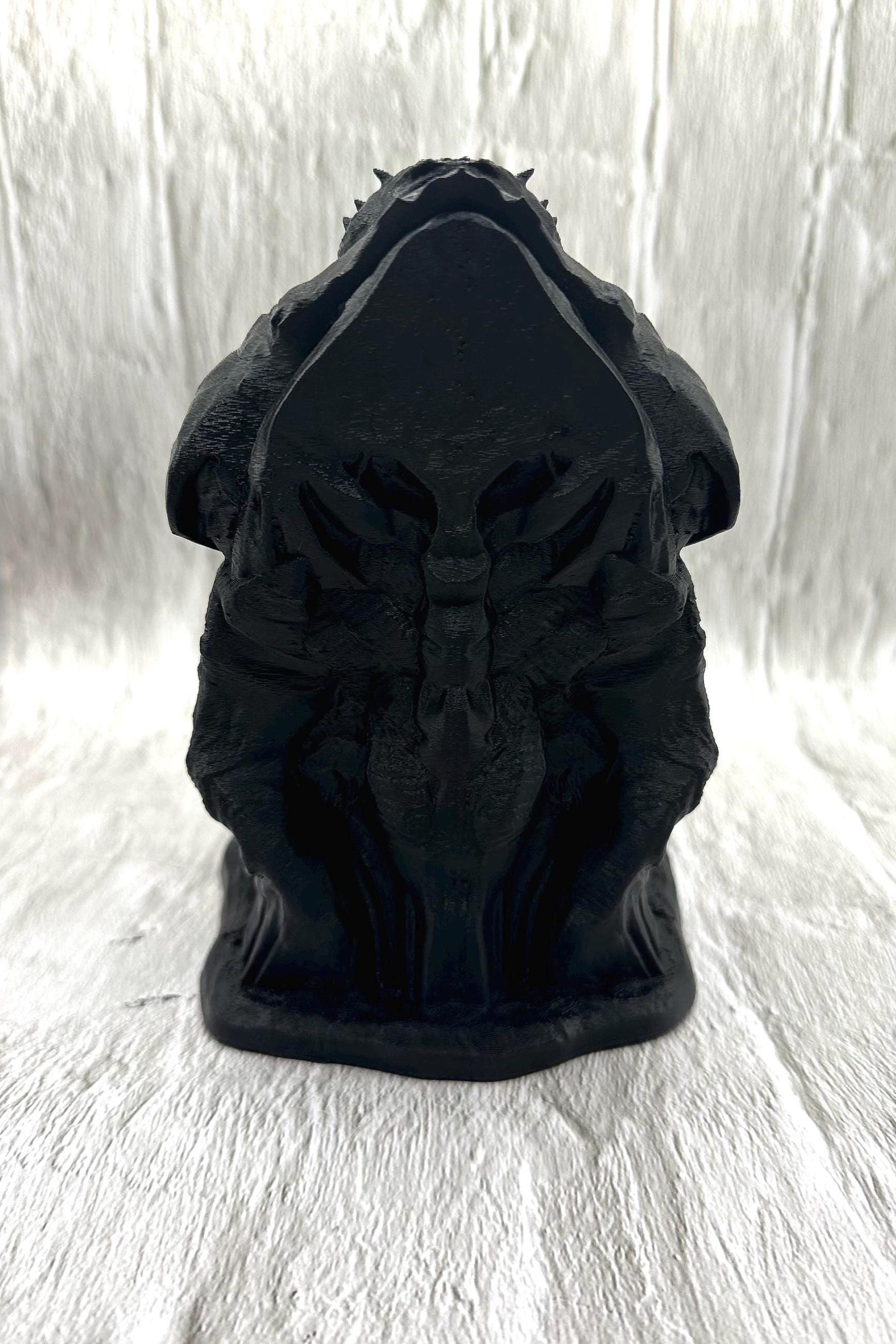 Alien-themed dice tower with free dice set included. A perfect tabletop RPG accessory for D&D, Pathfinder, or sci-fi fans. Dice colors vary with each order.