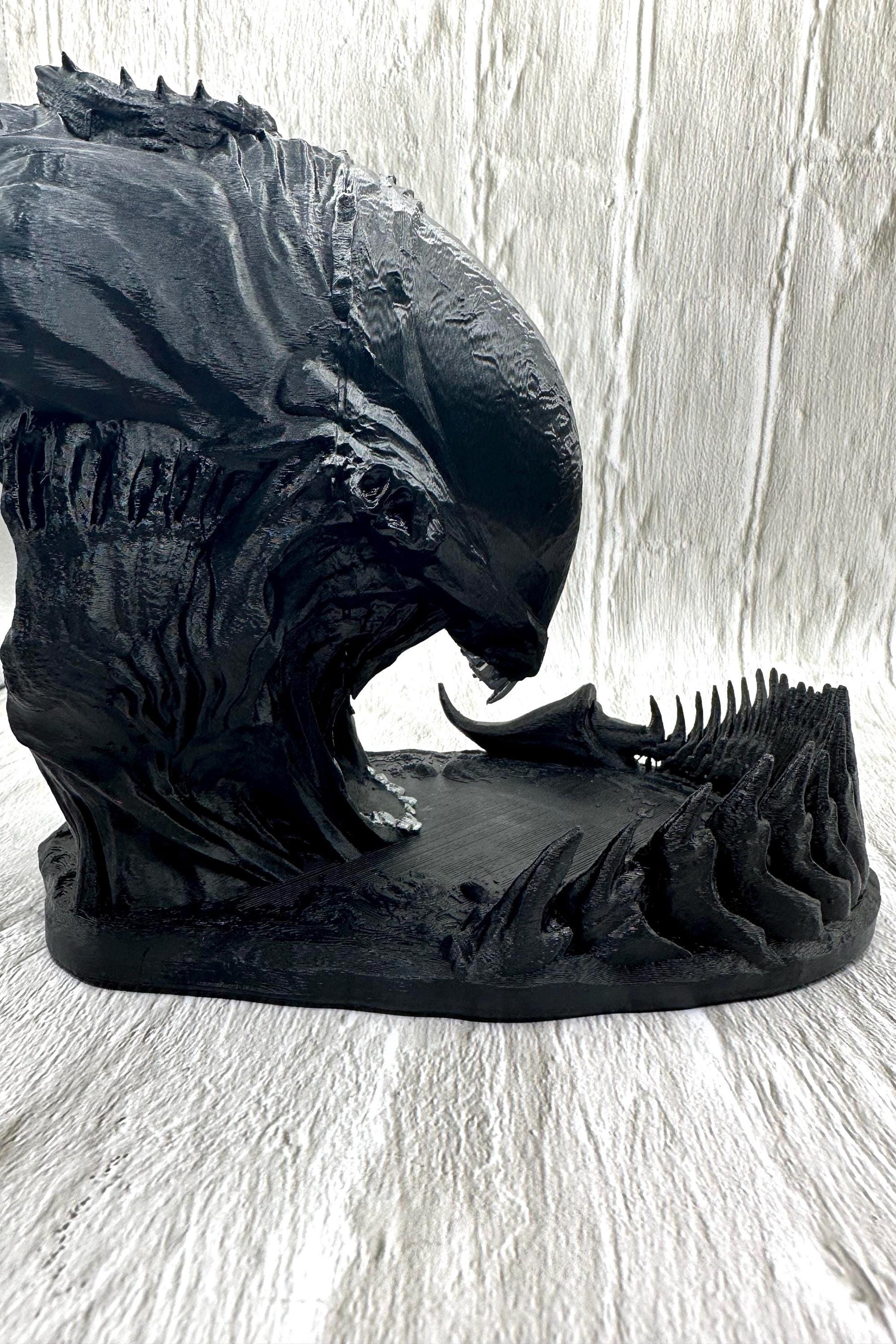 Alien-themed dice tower with free dice set included. A perfect tabletop RPG accessory for D&D, Pathfinder, or sci-fi fans. Dice colors vary with each order.