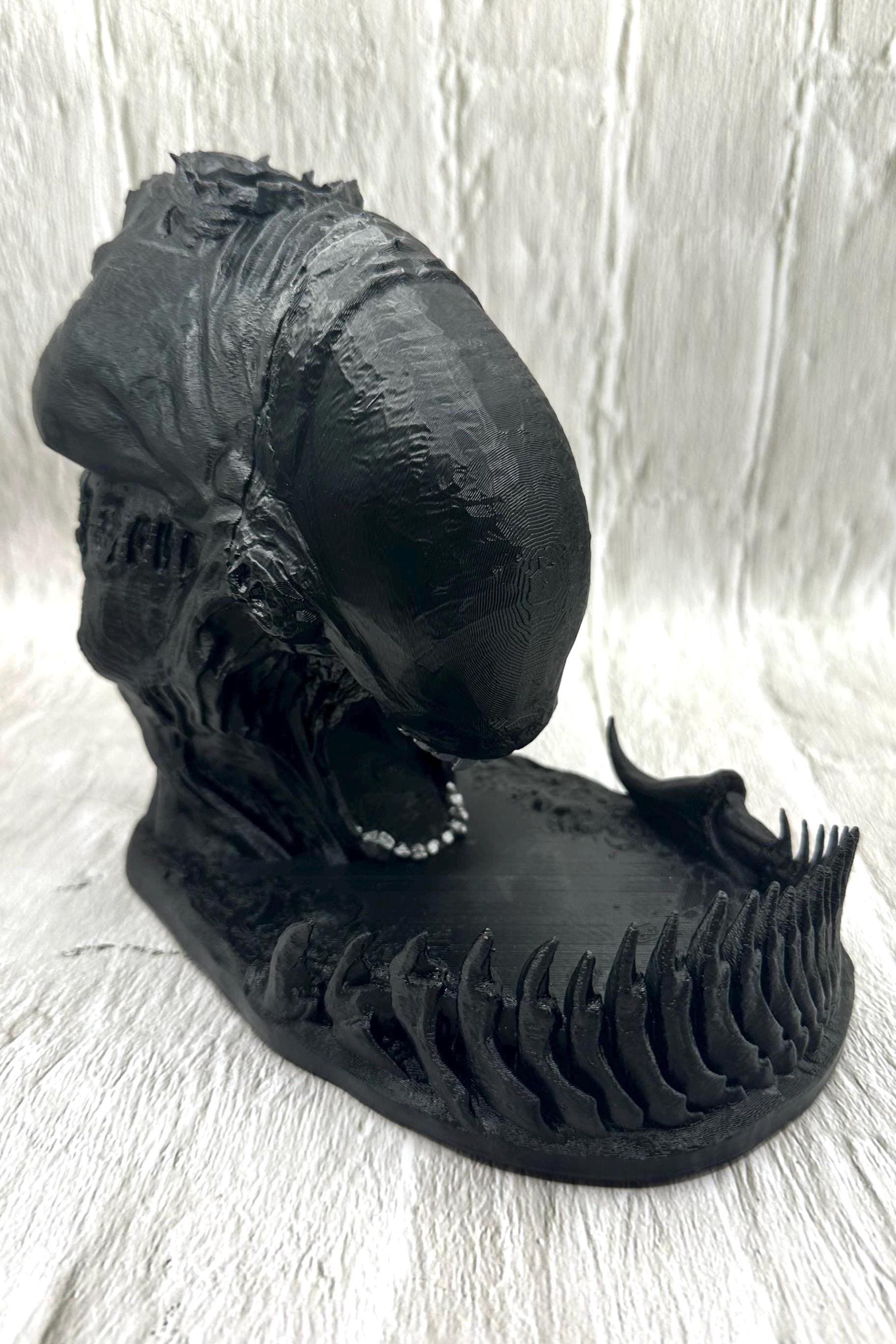 Alien-themed dice tower with free dice set included. A perfect tabletop RPG accessory for D&D, Pathfinder, or sci-fi fans. Dice colors vary with each order.
