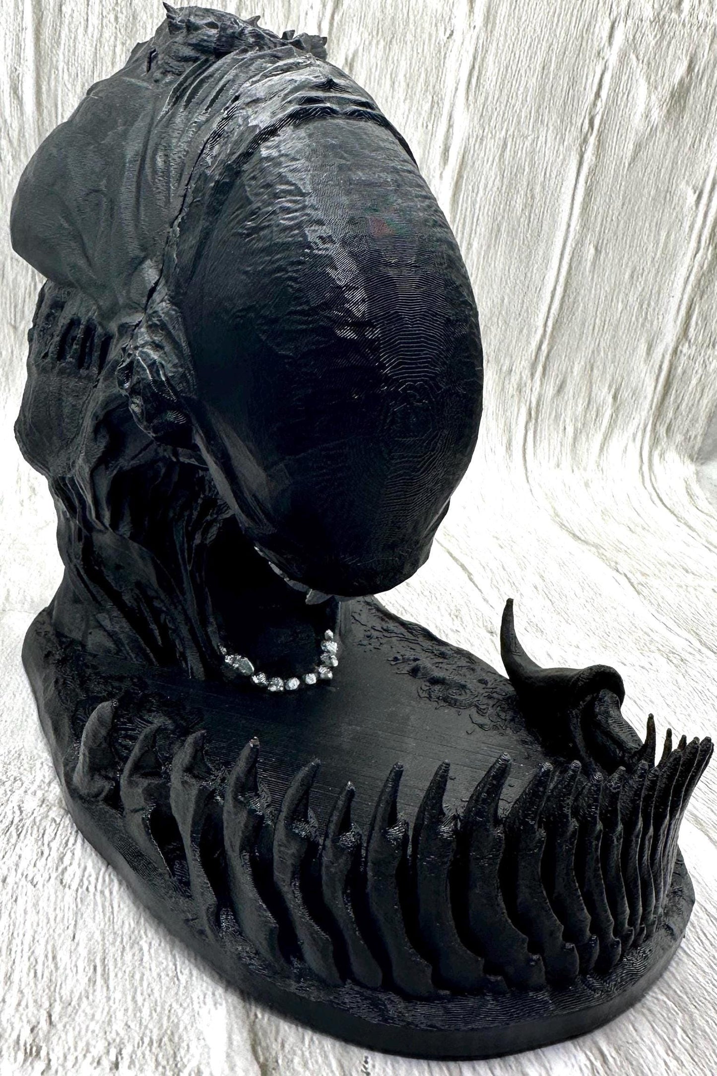 Alien-themed dice tower with free dice set included. A perfect tabletop RPG accessory for D&D, Pathfinder, or sci-fi fans. Dice colors vary with each order.