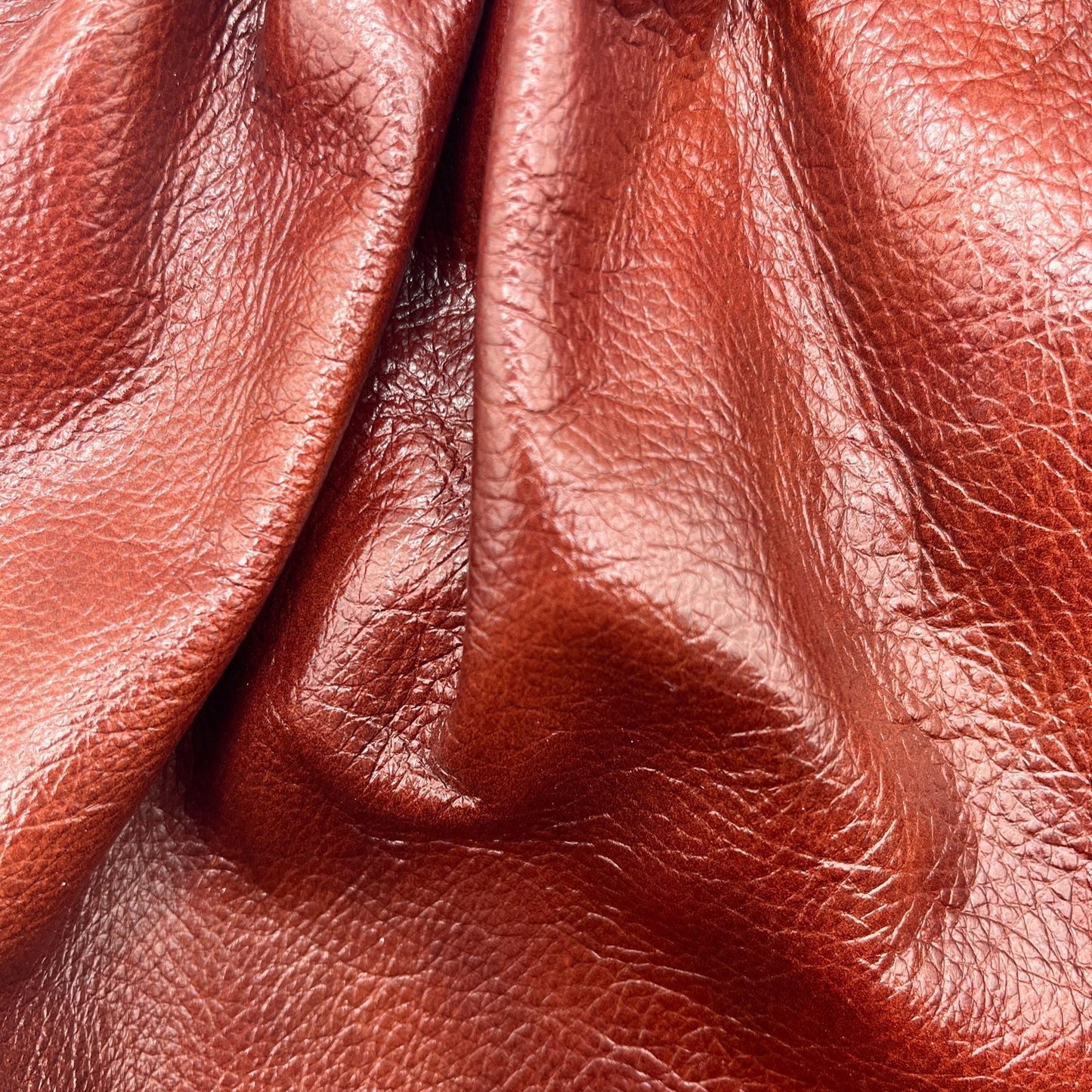 Handcrafted leather dice bag with drawstring, ideal for storing RPG dice sets. Perfect for DnD, tabletop games, or as a fantasy gift for gamers.