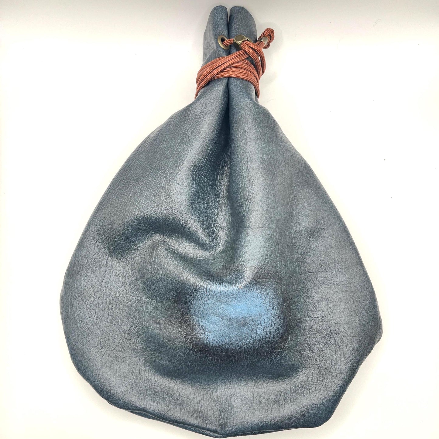 Handcrafted leather dice bag with drawstring, ideal for storing RPG dice sets. Perfect for DnD, tabletop games, or as a fantasy gift for gamers.