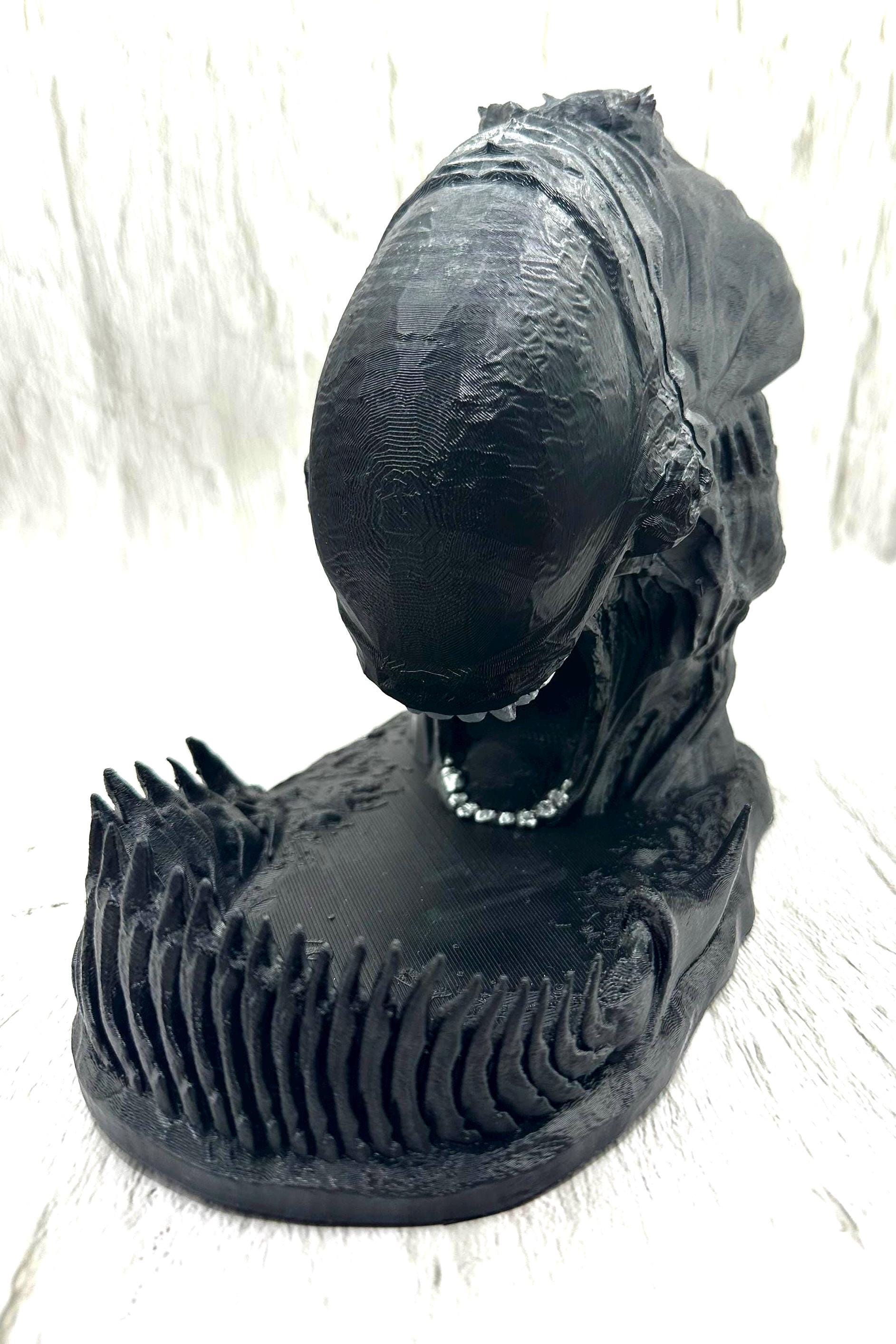 Alien-themed dice tower with free dice set included. A perfect tabletop RPG accessory for D&D, Pathfinder, or sci-fi fans. Dice colors vary with each order.