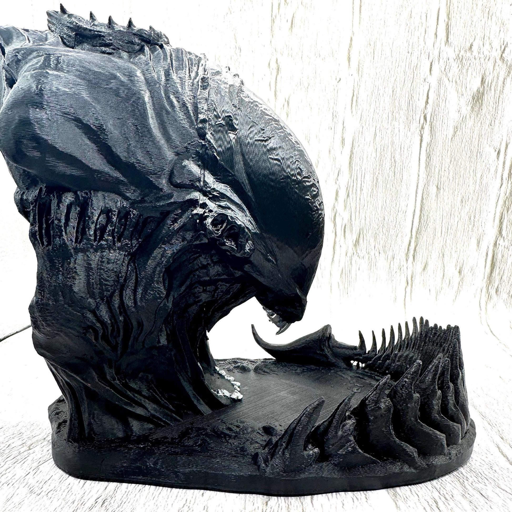 Alien-themed dice tower with free dice set included. A perfect tabletop RPG accessory for D&D, Pathfinder, or sci-fi fans. Dice colors vary with each order.