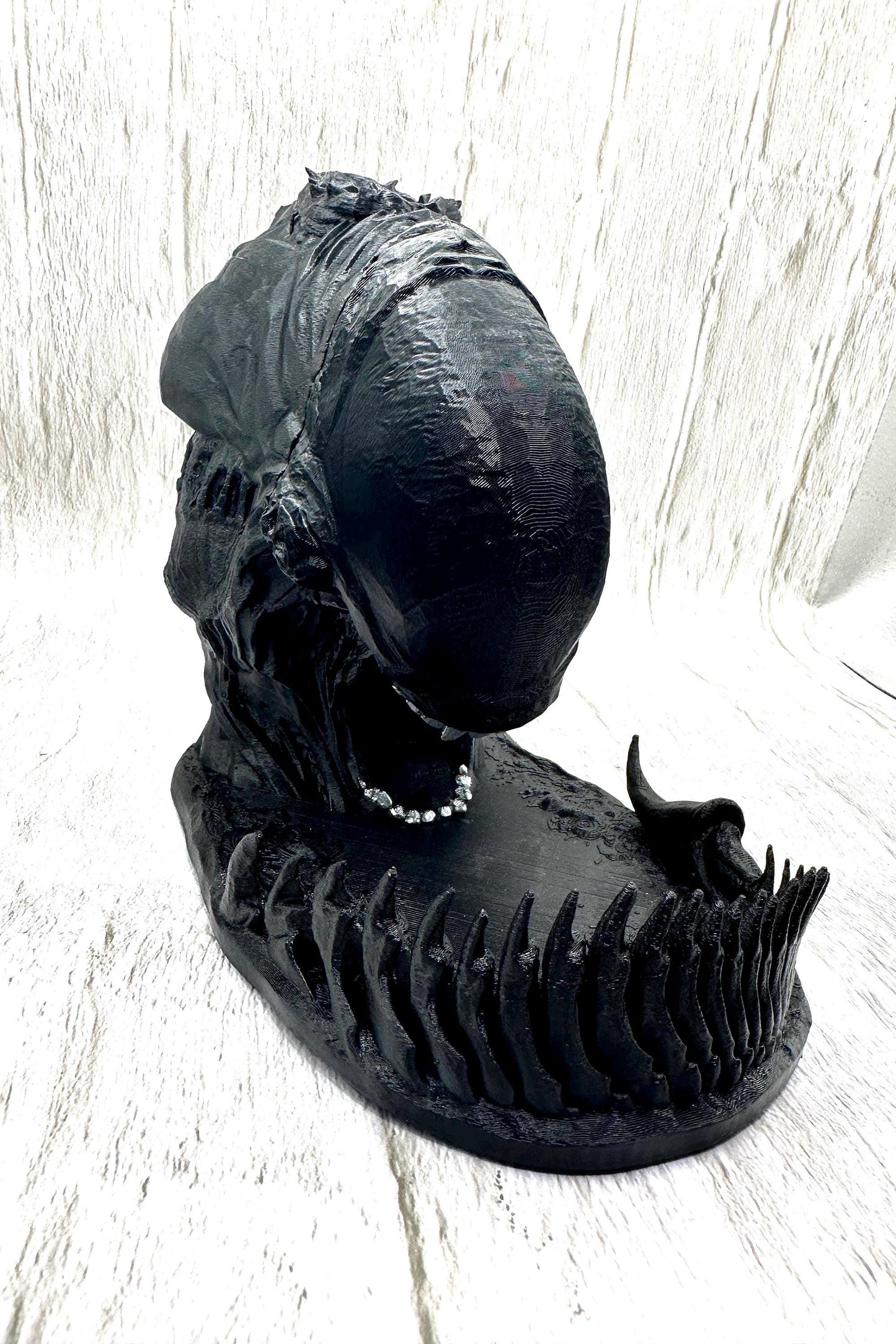 Alien-themed dice tower with free dice set included. A perfect tabletop RPG accessory for D&D, Pathfinder, or sci-fi fans. Dice colors vary with each order.