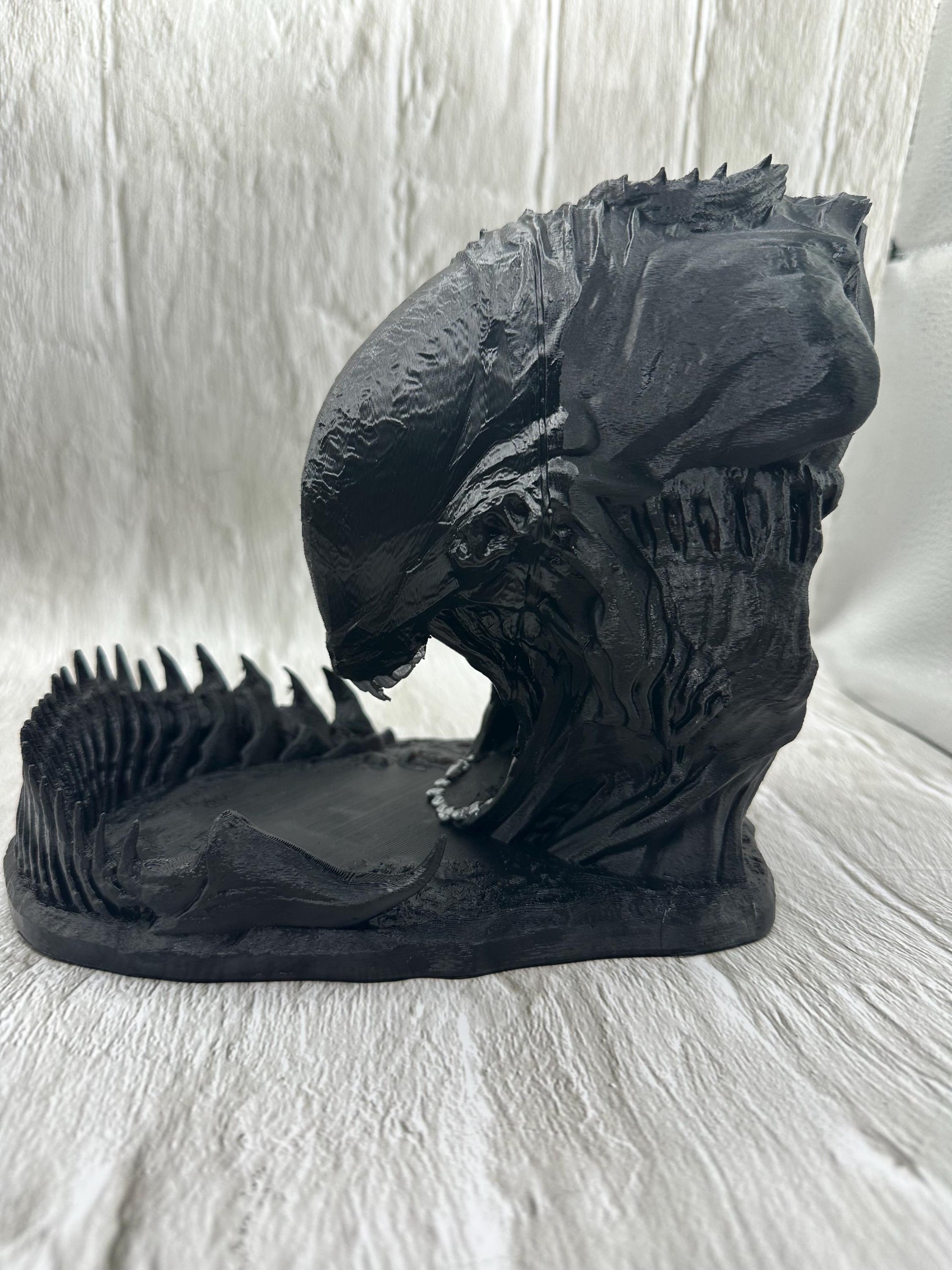 Alien-themed dice tower with free dice set included. A perfect tabletop RPG accessory for D&D, Pathfinder, or sci-fi fans. Dice colors vary with each order.
