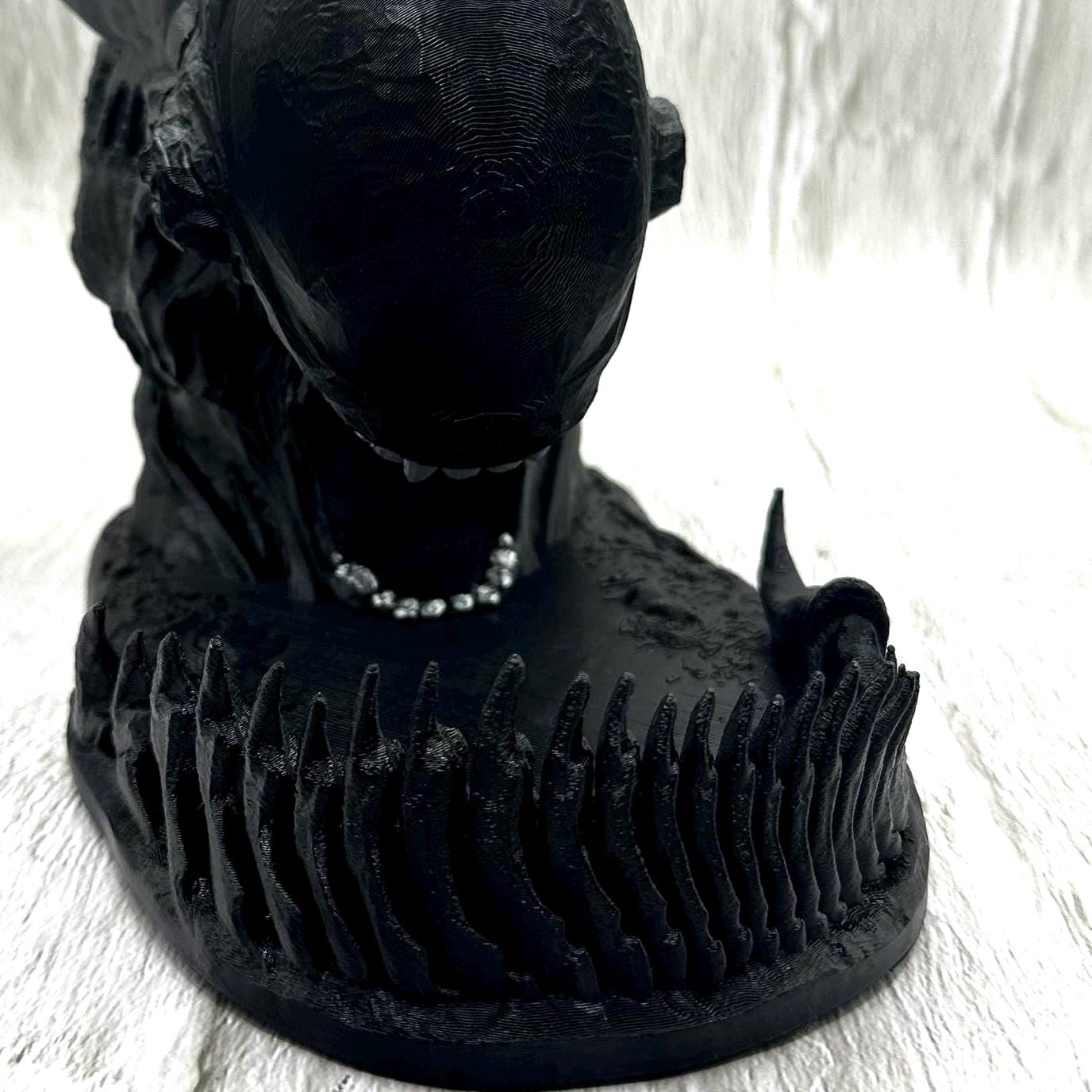 Alien-themed dice tower with free dice set included. A perfect tabletop RPG accessory for D&D, Pathfinder, or sci-fi fans. Dice colors vary with each order.