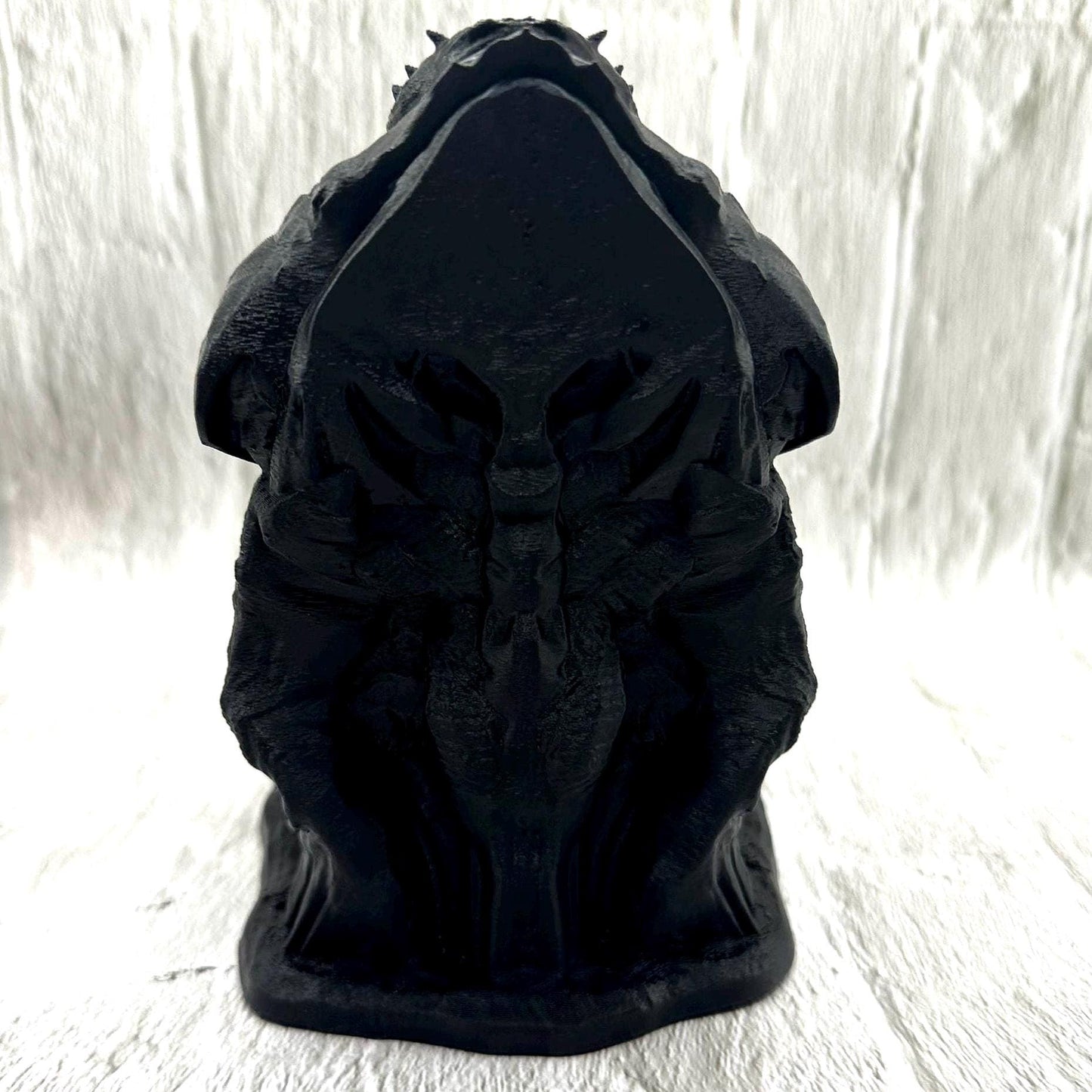 Alien-themed dice tower with free dice set included. A perfect tabletop RPG accessory for D&D, Pathfinder, or sci-fi fans. Dice colors vary with each order.