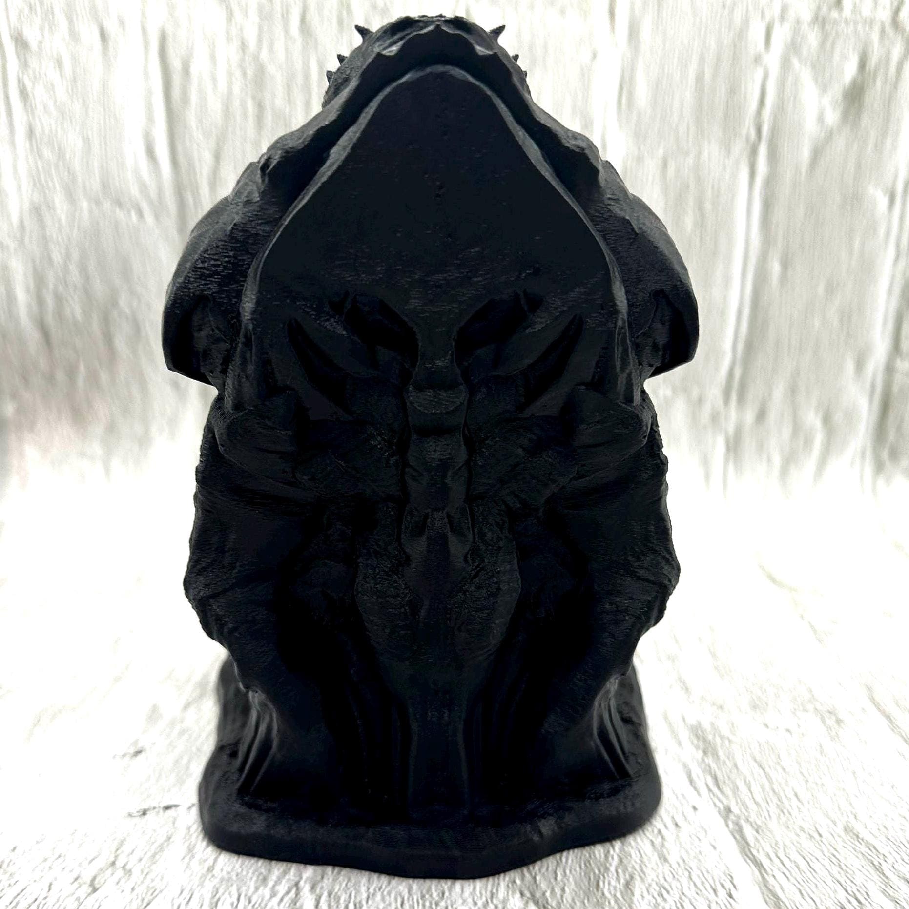 Alien-themed dice tower with free dice set included. A perfect tabletop RPG accessory for D&D, Pathfinder, or sci-fi fans. Dice colors vary with each order.