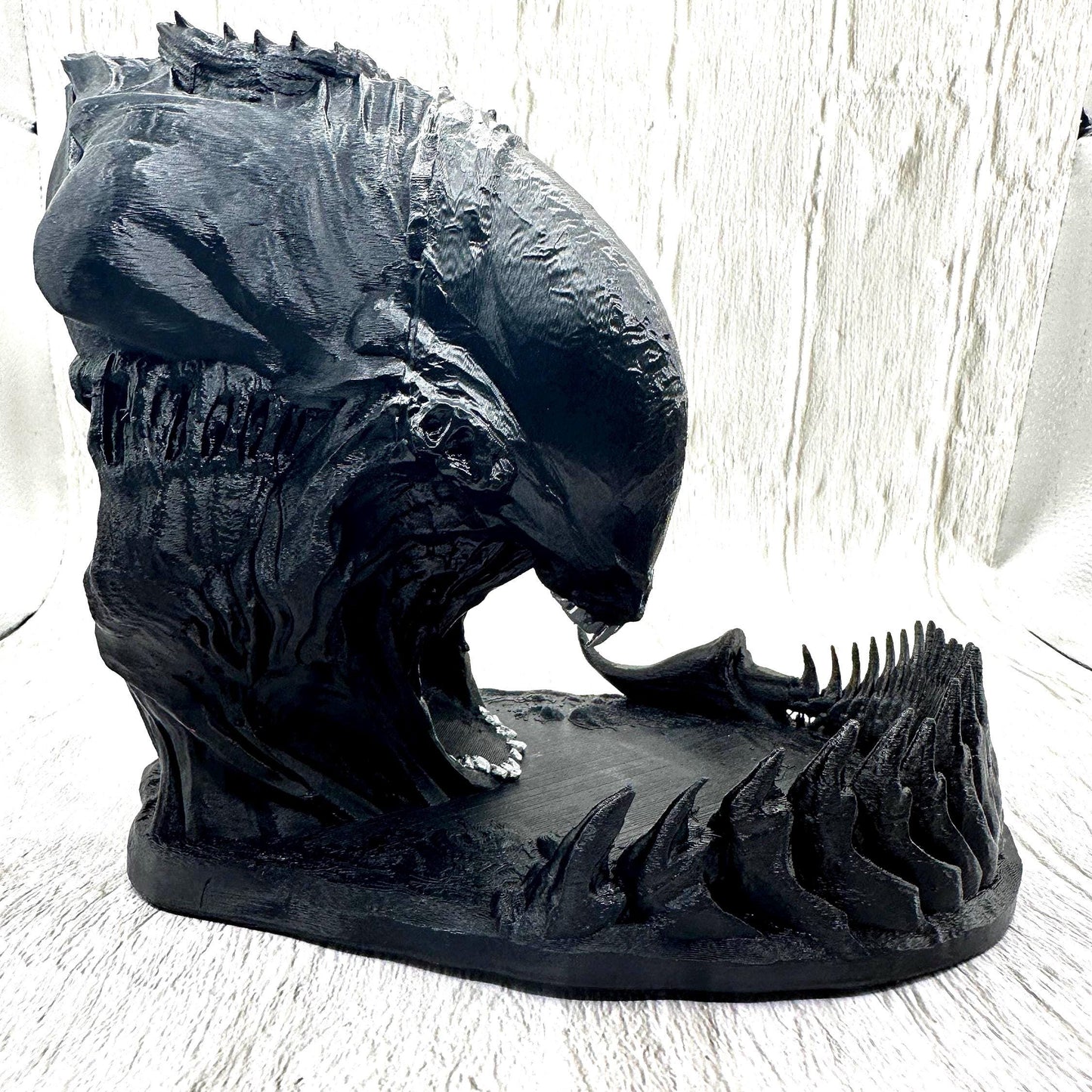 Alien-themed dice tower with free dice set included. A perfect tabletop RPG accessory for D&D, Pathfinder, or sci-fi fans. Dice colors vary with each order.