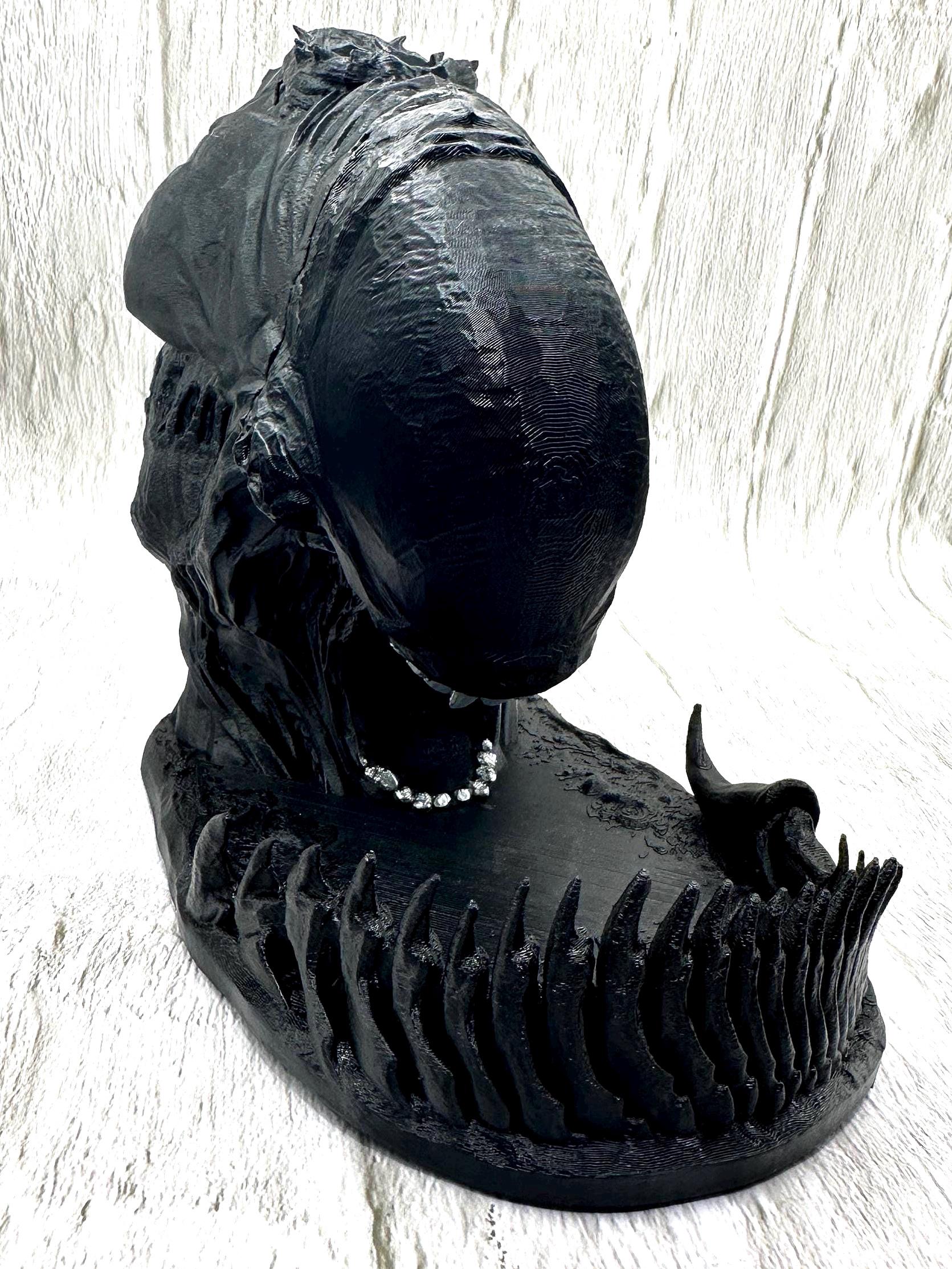Alien-themed dice tower with free dice set included. A perfect tabletop RPG accessory for D&D, Pathfinder, or sci-fi fans. Dice colors vary with each order.