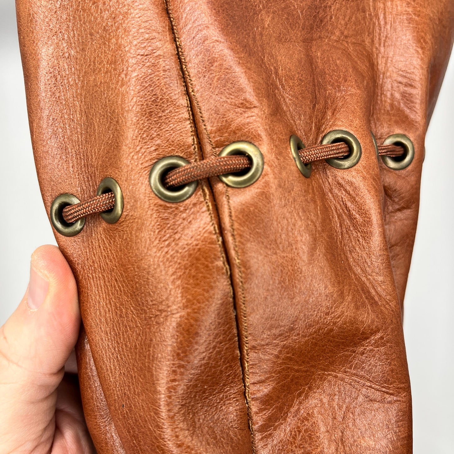 Handcrafted leather dice bag with drawstring, ideal for storing RPG dice sets. Perfect for DnD, tabletop games, or as a fantasy gift for gamers.
