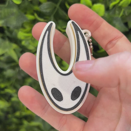 3D printed Hollow Knight and Hornet clicker keychains. Perfect fidget toys and collectible keychains for gamers, Hollow Knight fans, and anime or gaming merchandise enthusiasts.