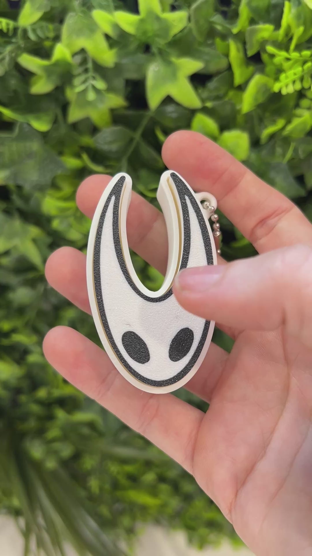 3D printed Hollow Knight and Hornet clicker keychains. Perfect fidget toys and collectible keychains for gamers, Hollow Knight fans, and anime or gaming merchandise enthusiasts.